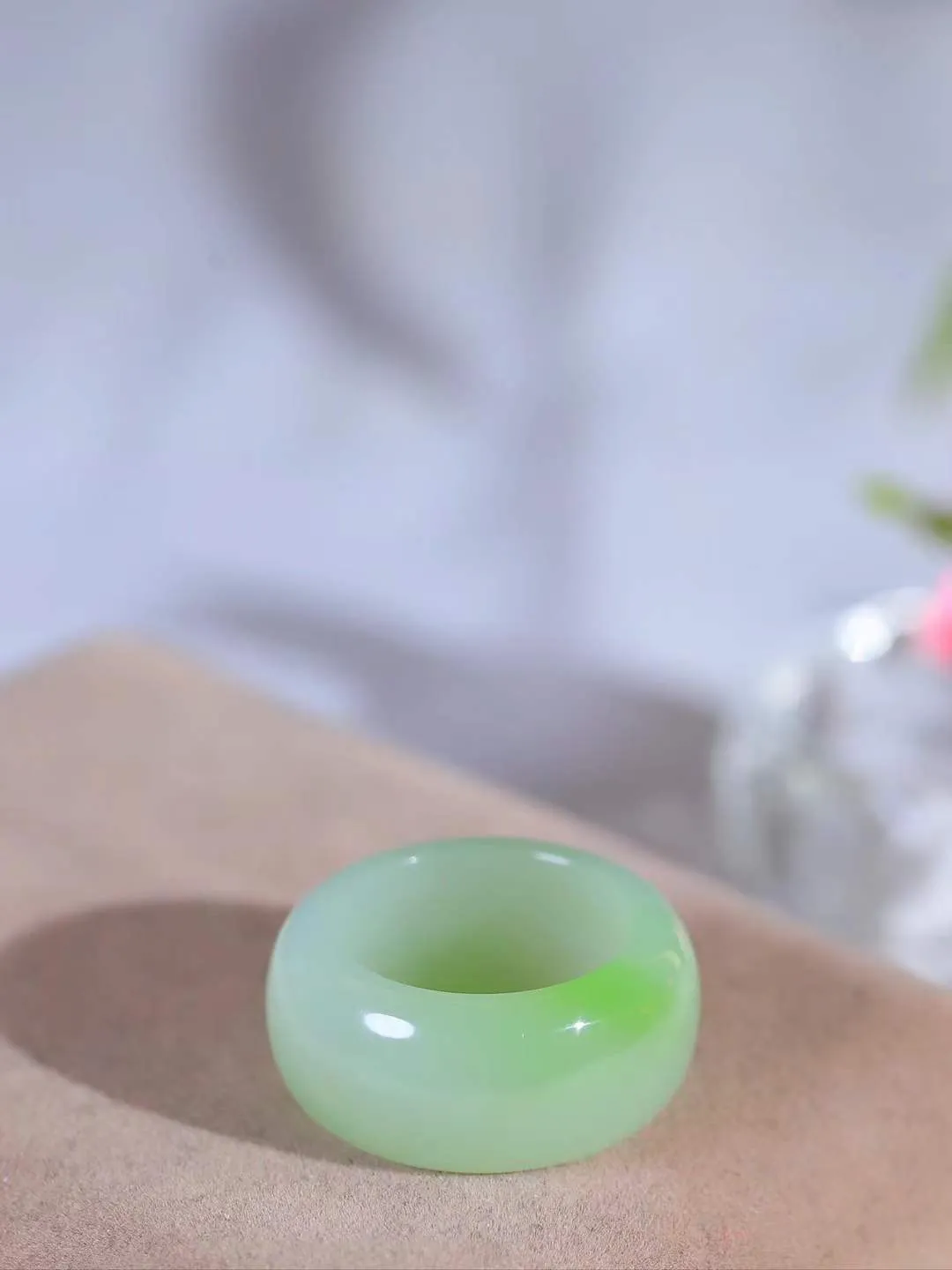 【玉见倾心.戒指】

精品和田玉翠青戒指 玉质细腻温润，油性十足。几经花落去，无可奈流年。如果我是