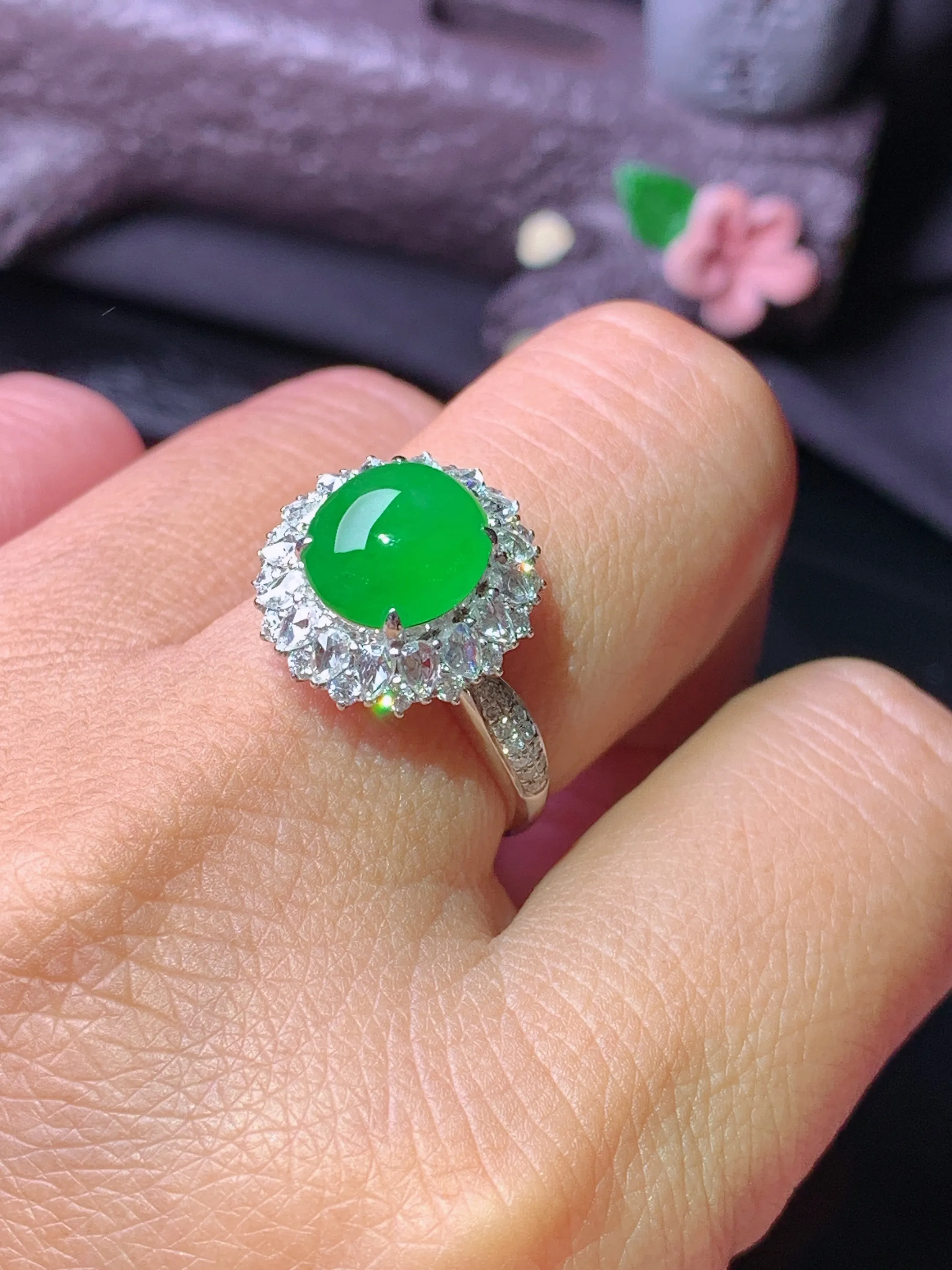 18k金钻镶嵌满绿蛋面戒指 玉质细腻 色泽清新艳丽 圈口14 整体尺寸14.3*10