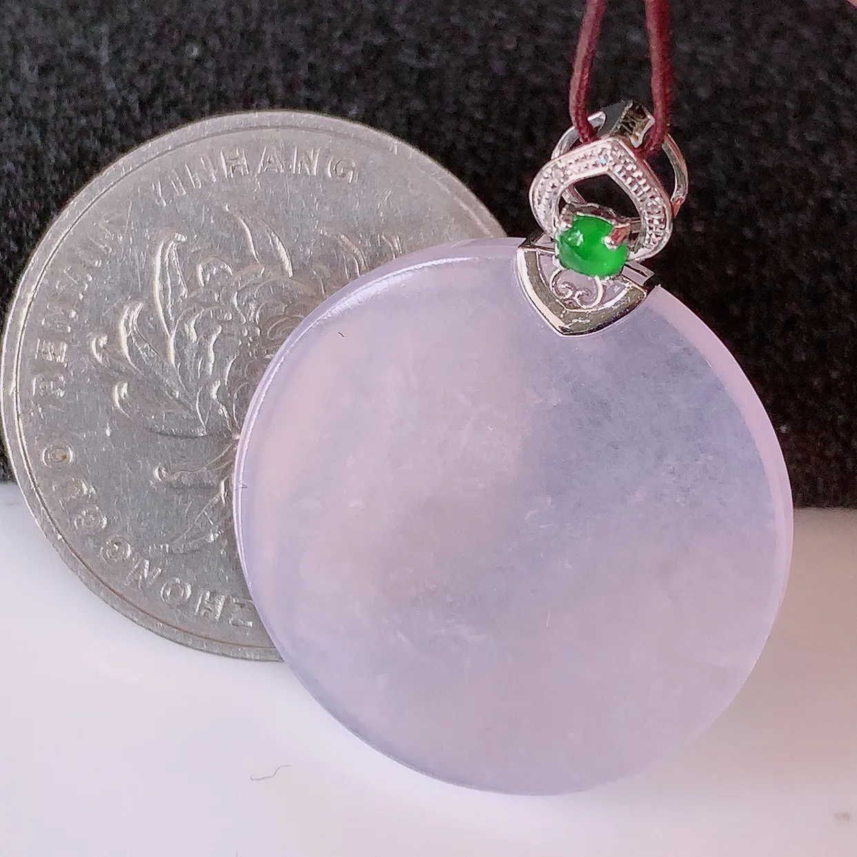 自然光实拍，18K金镶嵌冰种翡翠平安无事牌吊坠，平平安安，无事牌翠色灵动，佩戴平安时尚！#00.28整体30.8*24.2*4.6裸石24.2*24.2