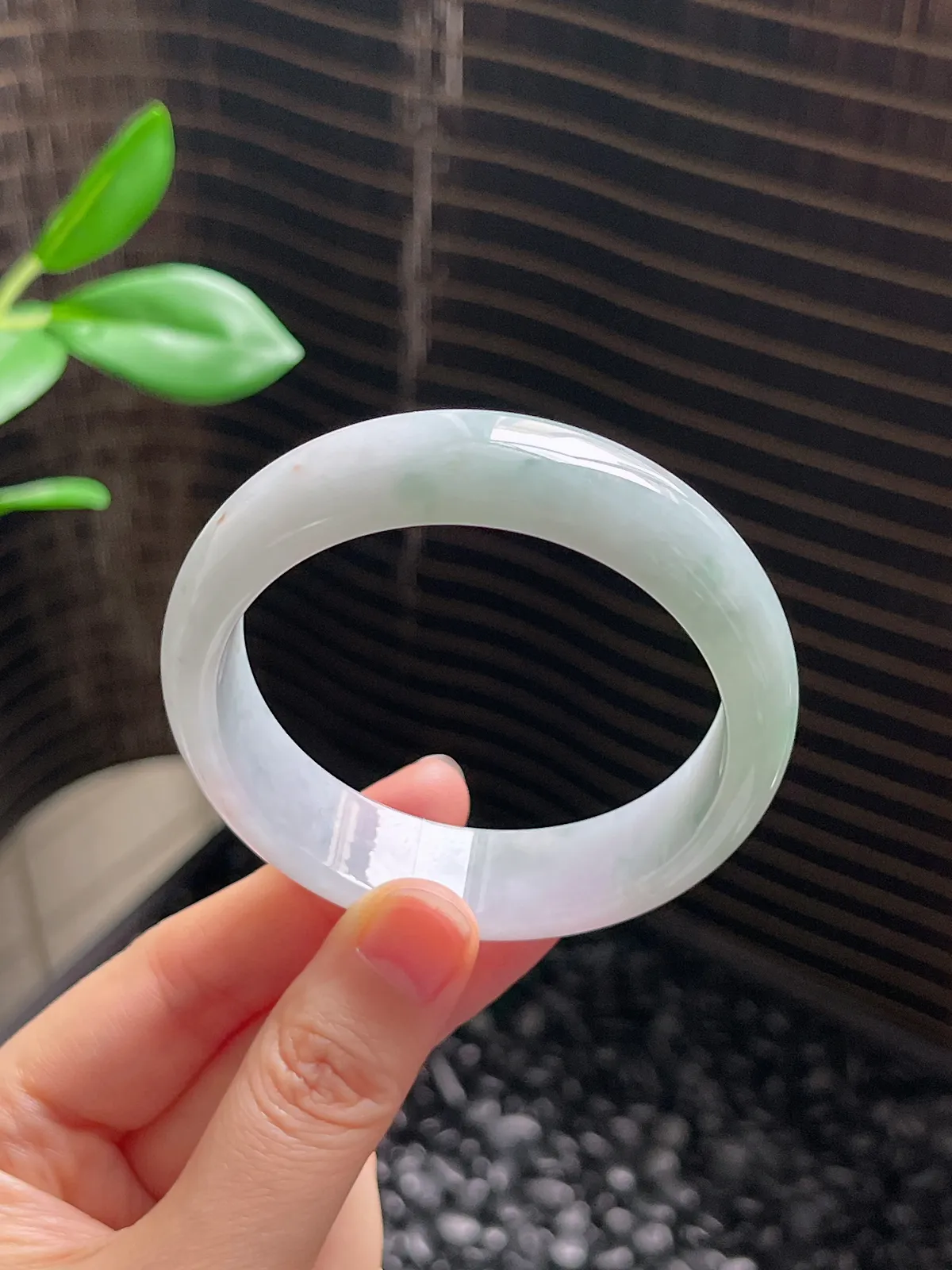 正圈53.8圈口，翡翠糯化种淡绿色手镯