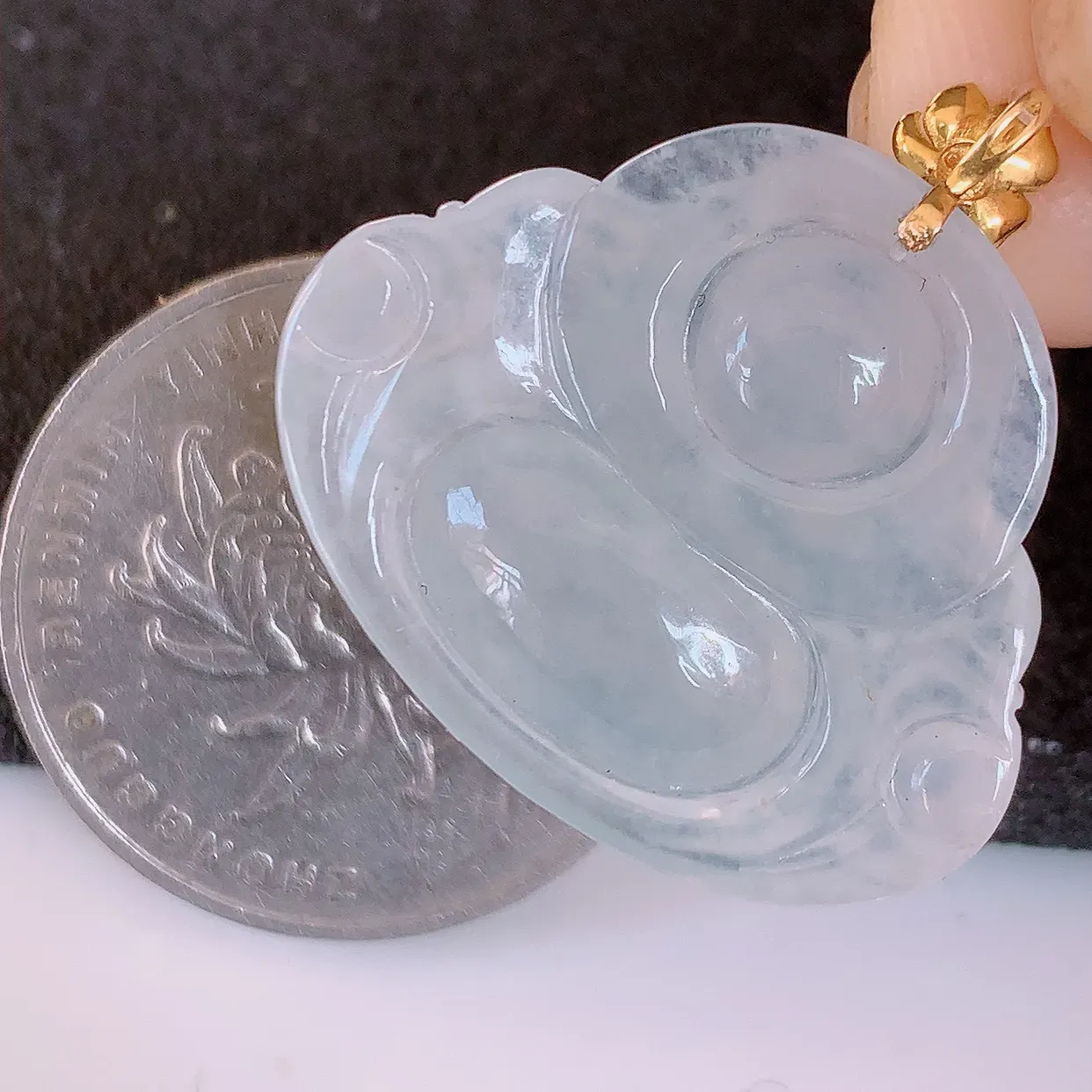 自然光实拍，18K金镶嵌冰种翡翠佛公吊坠，冰透饱满， 佛公亦保平安，寓意有福（佛公）相伴，品相佳，配戴优雅迷人！#49.28整体26.5裸石26.8*22*5.5