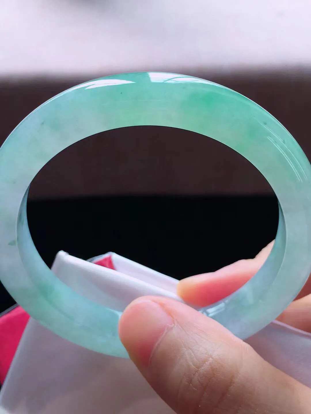 【翡翠名称】老种冰飘绿53正圈口翡翠手镯
【翡翠尺寸】53*10*7.6mm适合52-54正圈口佩戴
【翡翠描述】宝贝种老水足，玉质细腻，色泽靓丽，性价比高，佩戴效果好！
【其它赠送】权威证书/精美挂绳盒子/支持全国复检