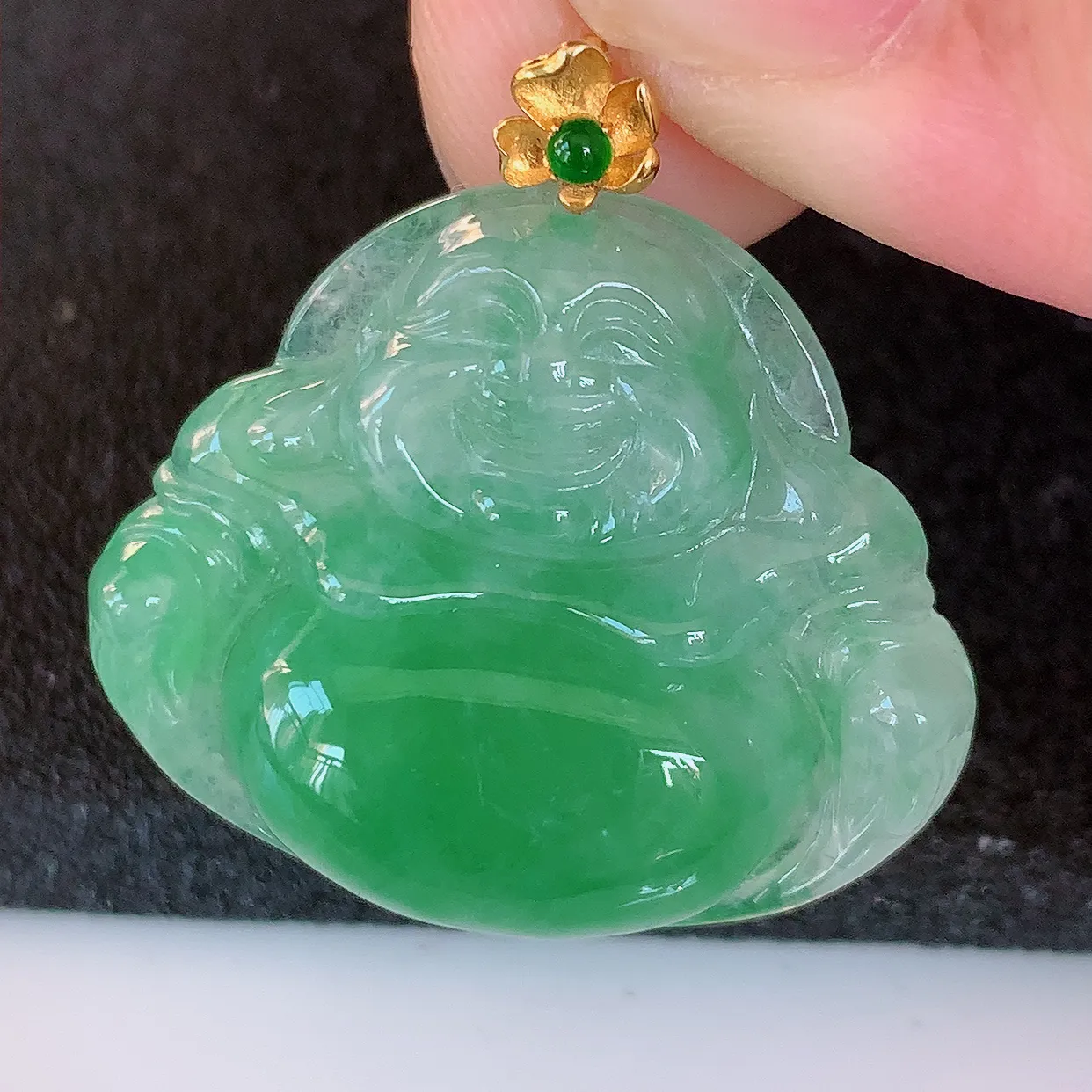 自然光实拍，18K金镶嵌满绿翡翠佛公吊坠，冰透饱满， 佛公亦保平安，寓意有福（佛公）相伴，品相佳，配戴优雅迷人！#49.28整体27.5裸石27.2*23*6