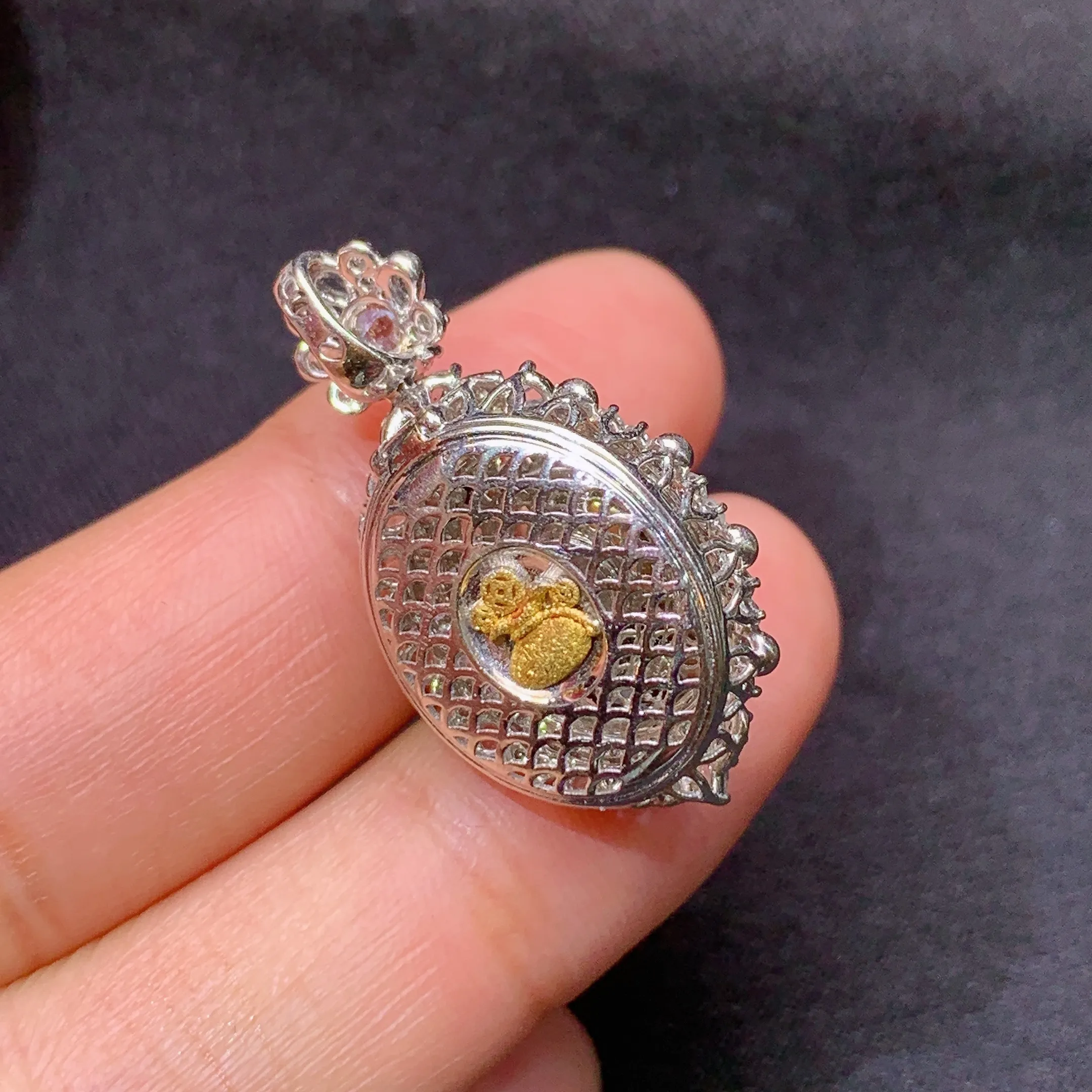 冰紫罗兰蛋面吊坠，18k金镶嵌，温润细腻，颜色浓郁，28*16.3*11.3