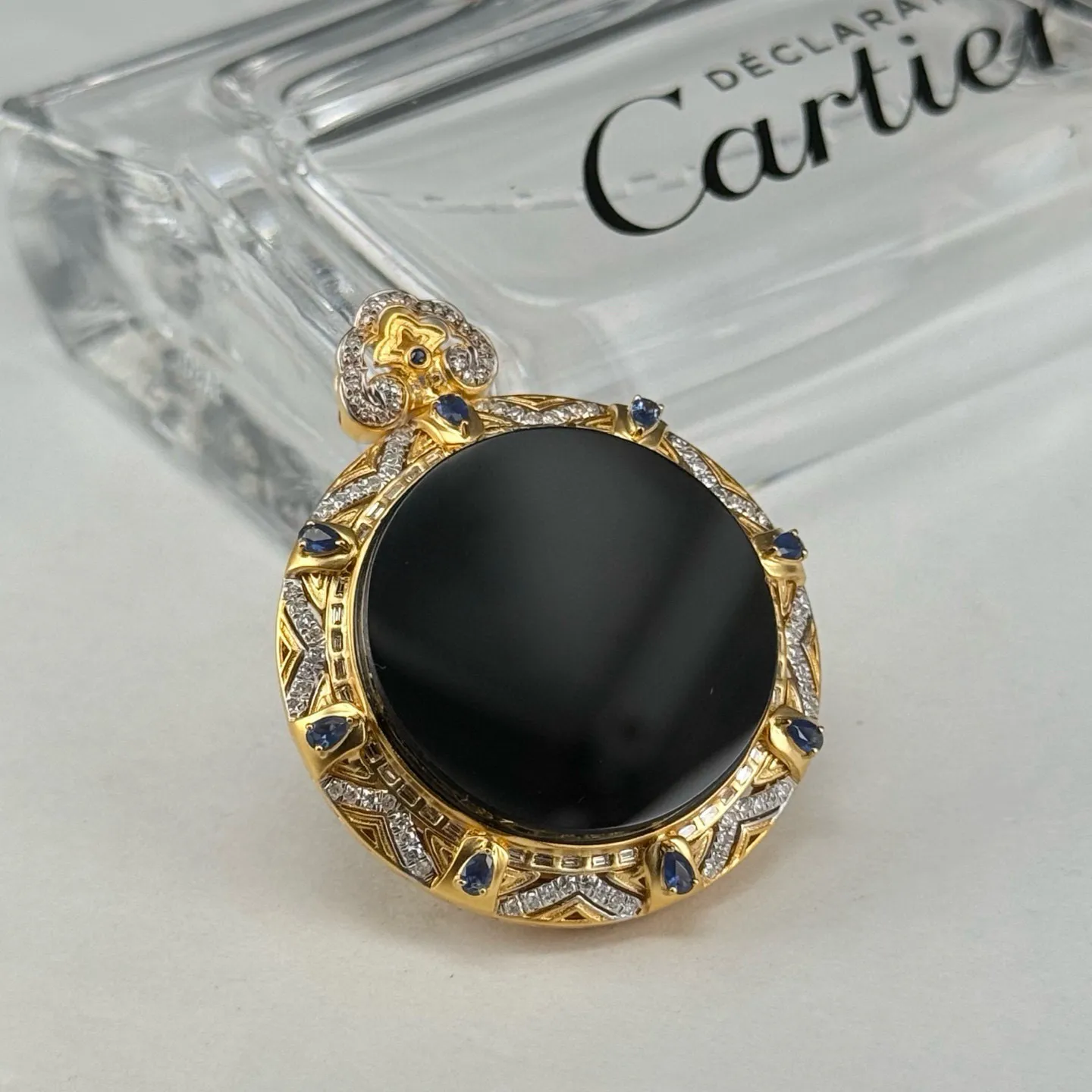 精品18k豪镶墨翠圆牌吊坠 种好色正 黑度极好 打灯通透 油性十足 尺寸41.7