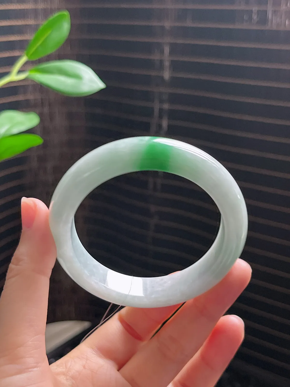 正圈53.7圈口，翡翠糯化种飘绿手镯