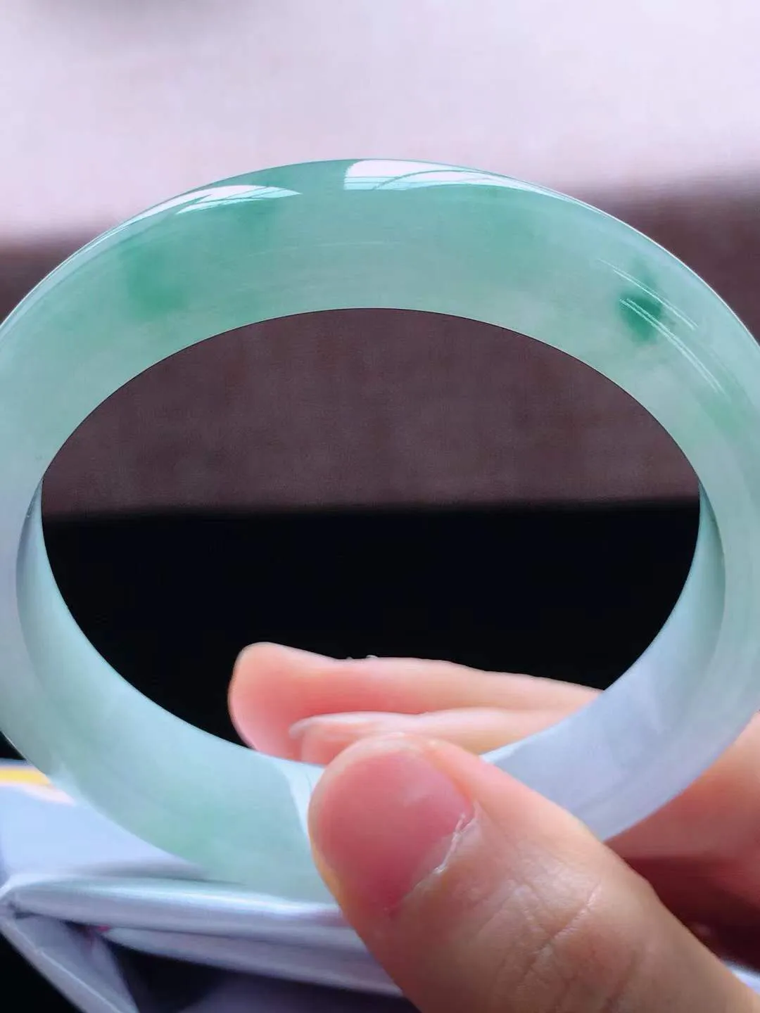 【翡翠名称】老种冰飘花53.6正圈口手镯
【翡翠尺寸】53.6*12*7.8mm适合52.6-55正圈口佩戴
【翡翠描述】宝贝种老水足，玉质细腻，色泽靓丽，性价比高，佩戴效果好！
【其它赠送】权威证书/精美挂绳盒子/支持全国复检