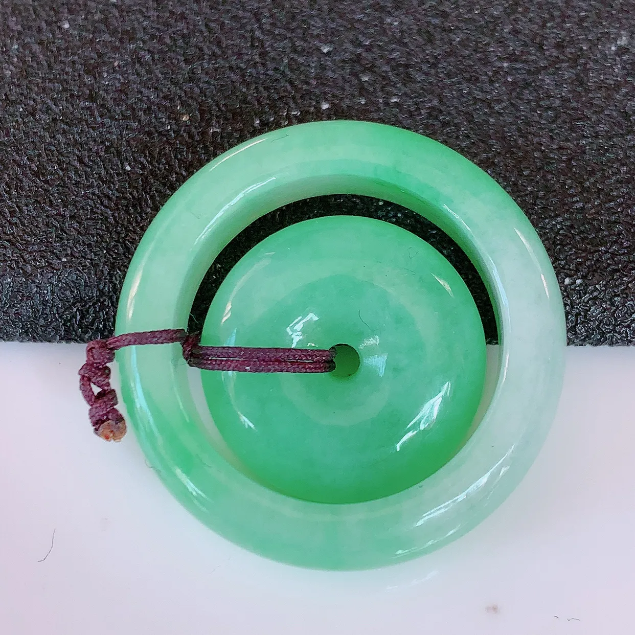 自然光实拍，冰润满绿翡翠平安母子扣吊坠，翠色灵动，佩戴效果时尚出众，尽显气质，玉质细腻，美感十足。#57.28