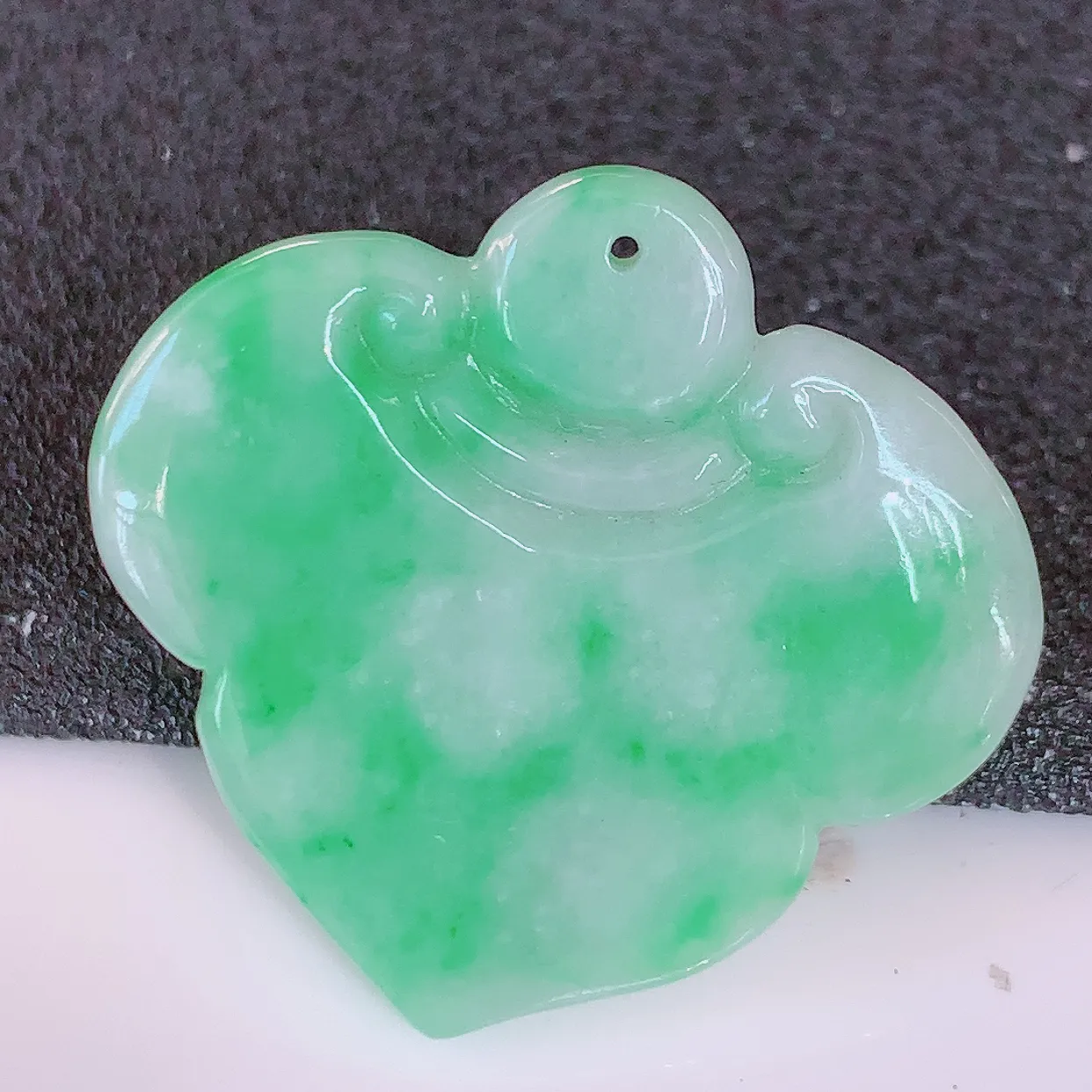 自然光实拍，冰润飘绿翡翠如意吊坠，翠色灵动，佩戴效果时尚出众，尽显气质，玉质细腻，美感十足。#57.28