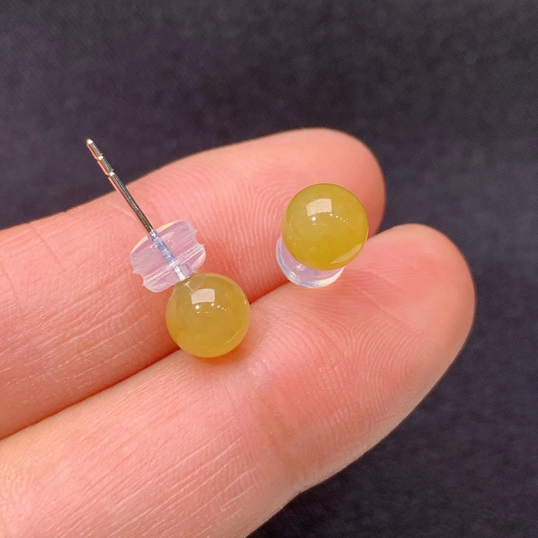 冰黄翡圆珠耳钉，18k金镶嵌，色泽鲜艳，水色超佳，整体尺寸5.7