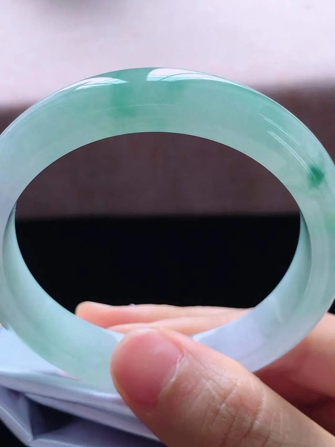 【翡翠名称】老种冰飘花53.6正圈口手镯
【翡翠尺寸】53.6*12*7.8mm适合52.6-55正