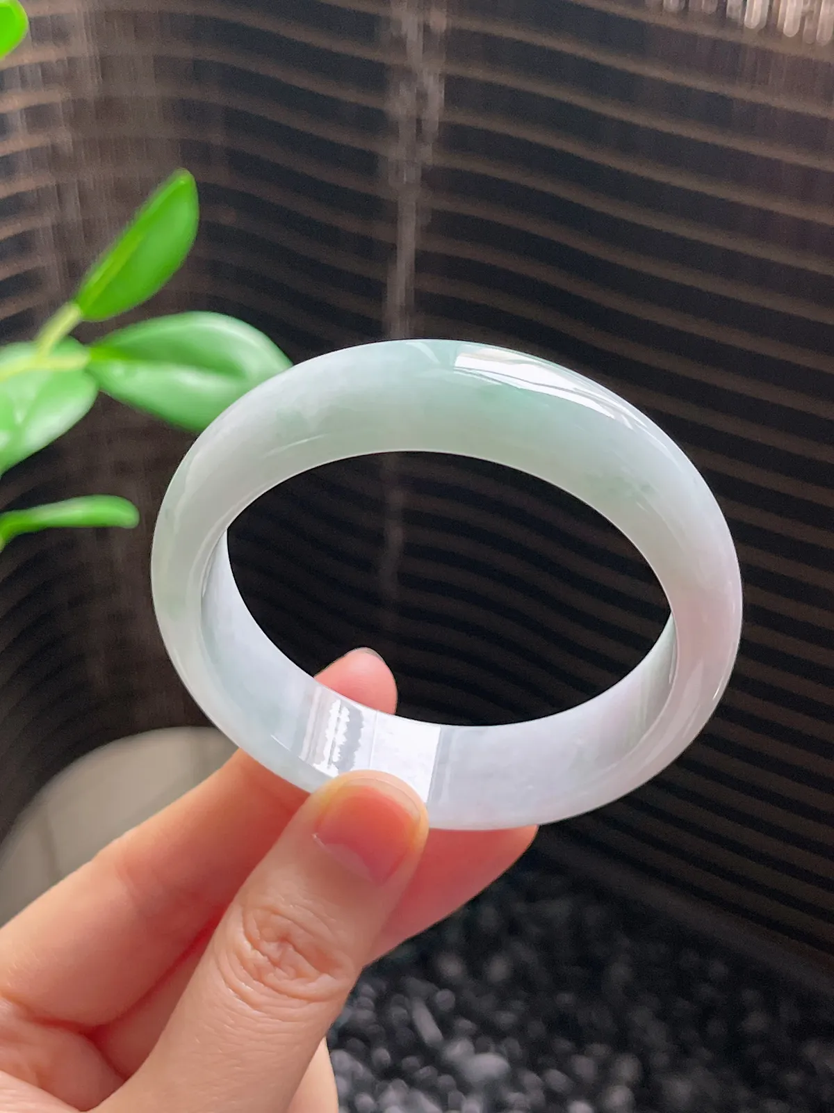 正圈53.8圈口，翡翠糯化种淡绿色手镯