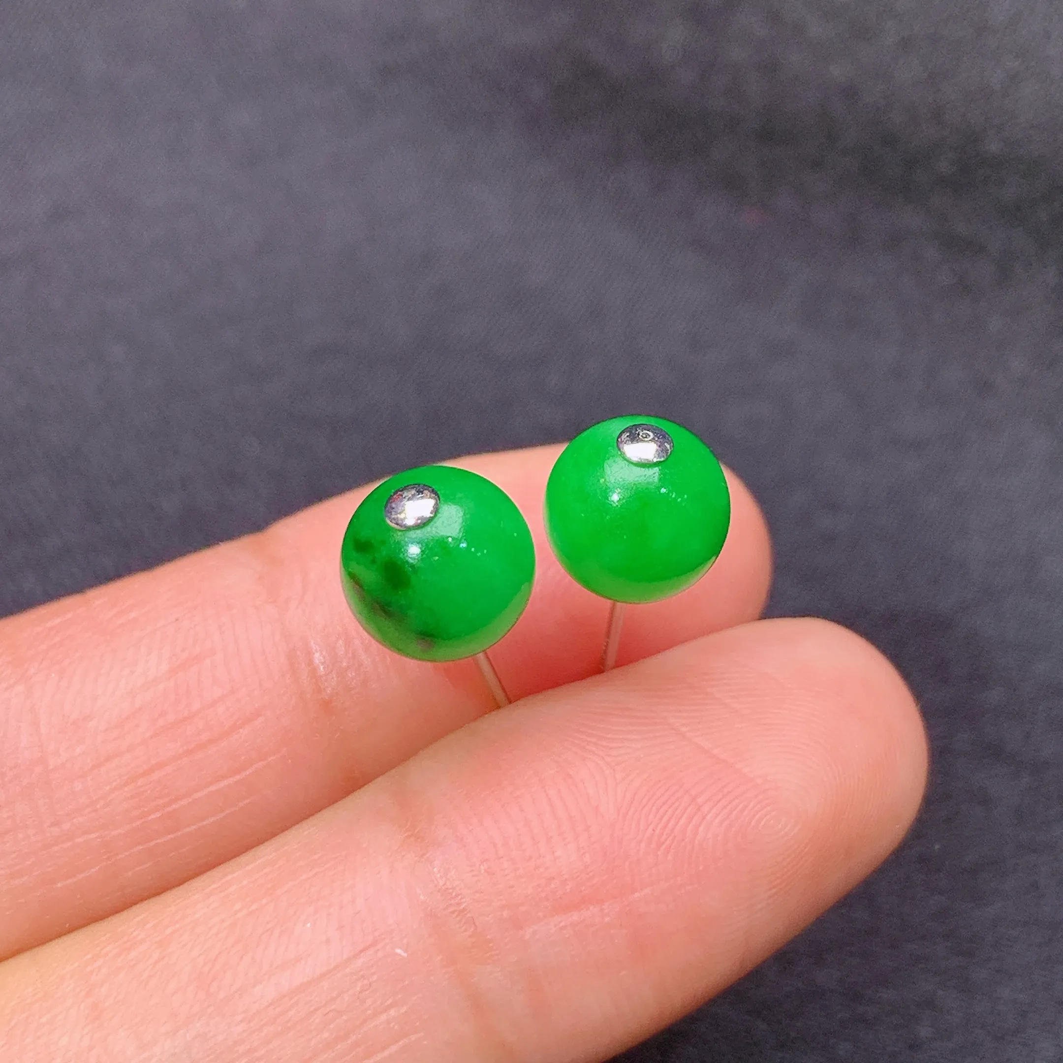 冰阳绿圆珠耳钉，18k金镶嵌，款式精美，冰润色阳，种水足，整体尺寸7.3