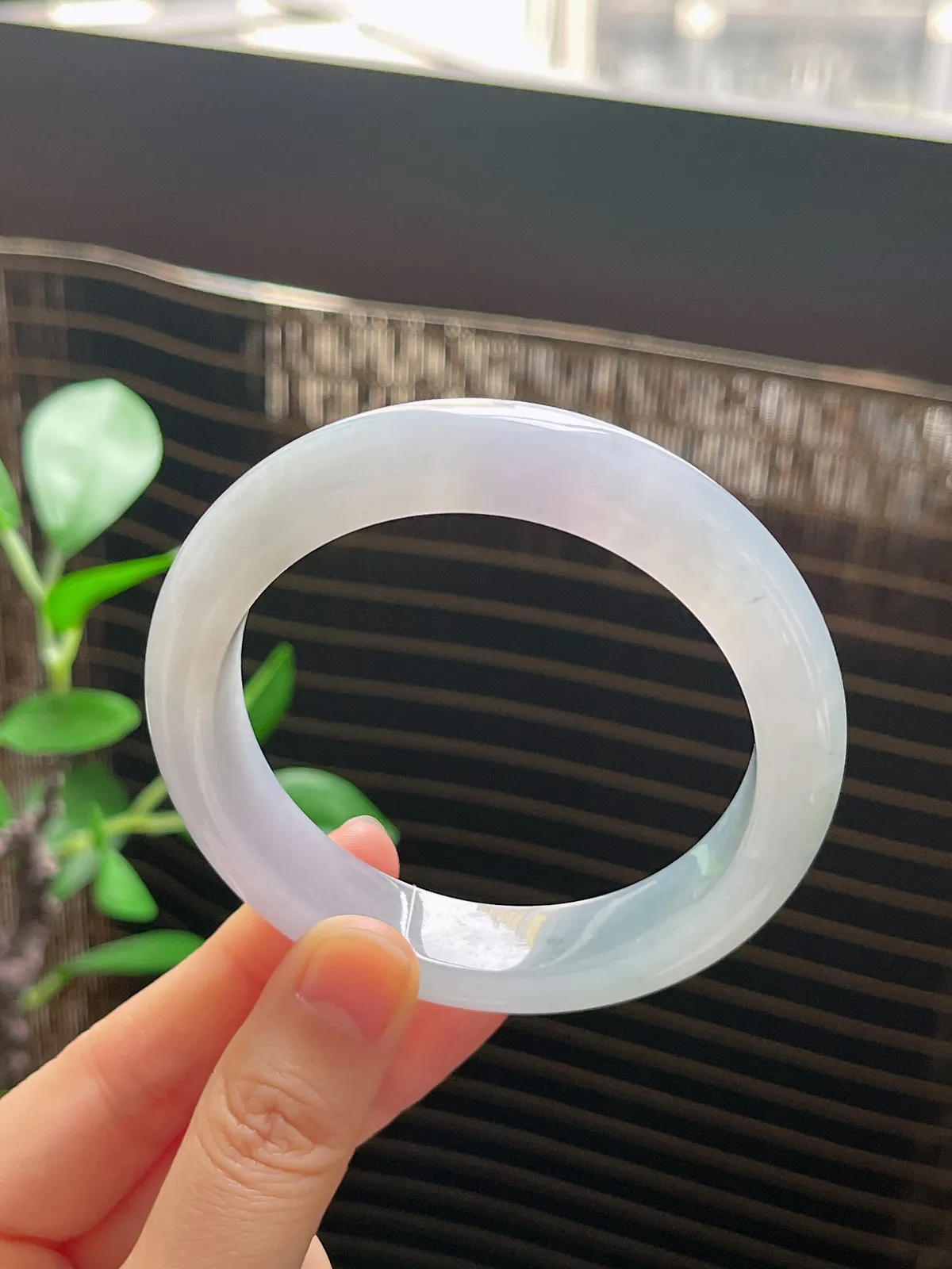 正圈56.8圈口，翡翠冰糯种淡绿色手镯