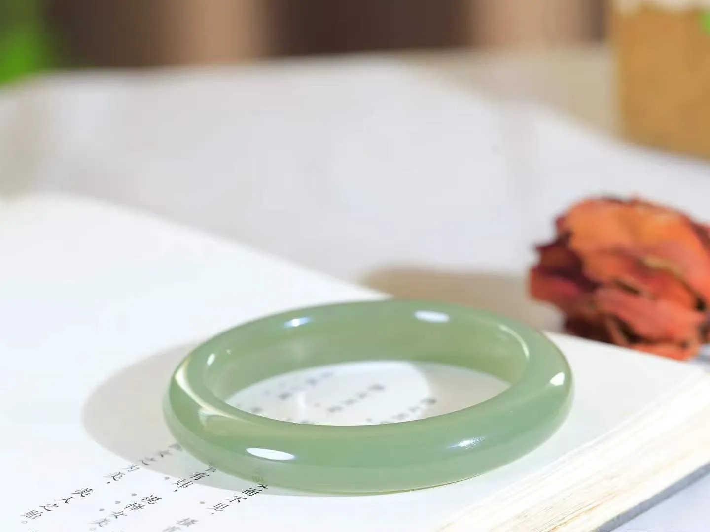 【岁月之韵.手镯】

精品和田玉晴水绿手镯，色泽淡雅如雨后初晴的天空，清新脱俗。手镯圆润饱满，寓意圆满和谐，承载着岁月的温柔与时光的沉淀。无论是日常佩戴还是珍藏，都是对美好生活的诗意表达。重55.2克  尺寸56-11.5-9.6mm  561242804L