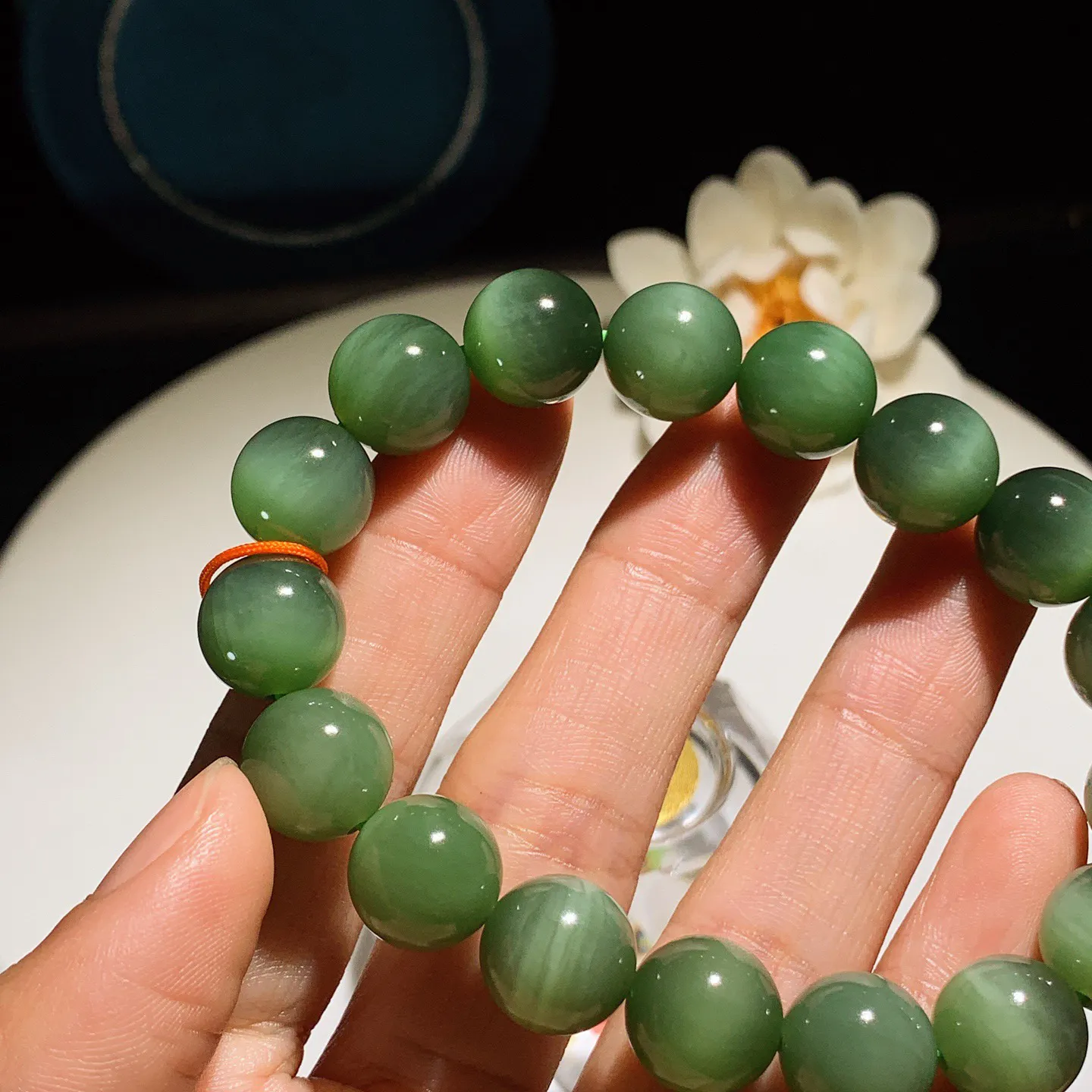 和田玉菠菜绿俄罗斯碧玉猫眼手串。手串。单颗尺寸12！玉质细腻油润。手推出油。佩戴高端典雅。lt251227