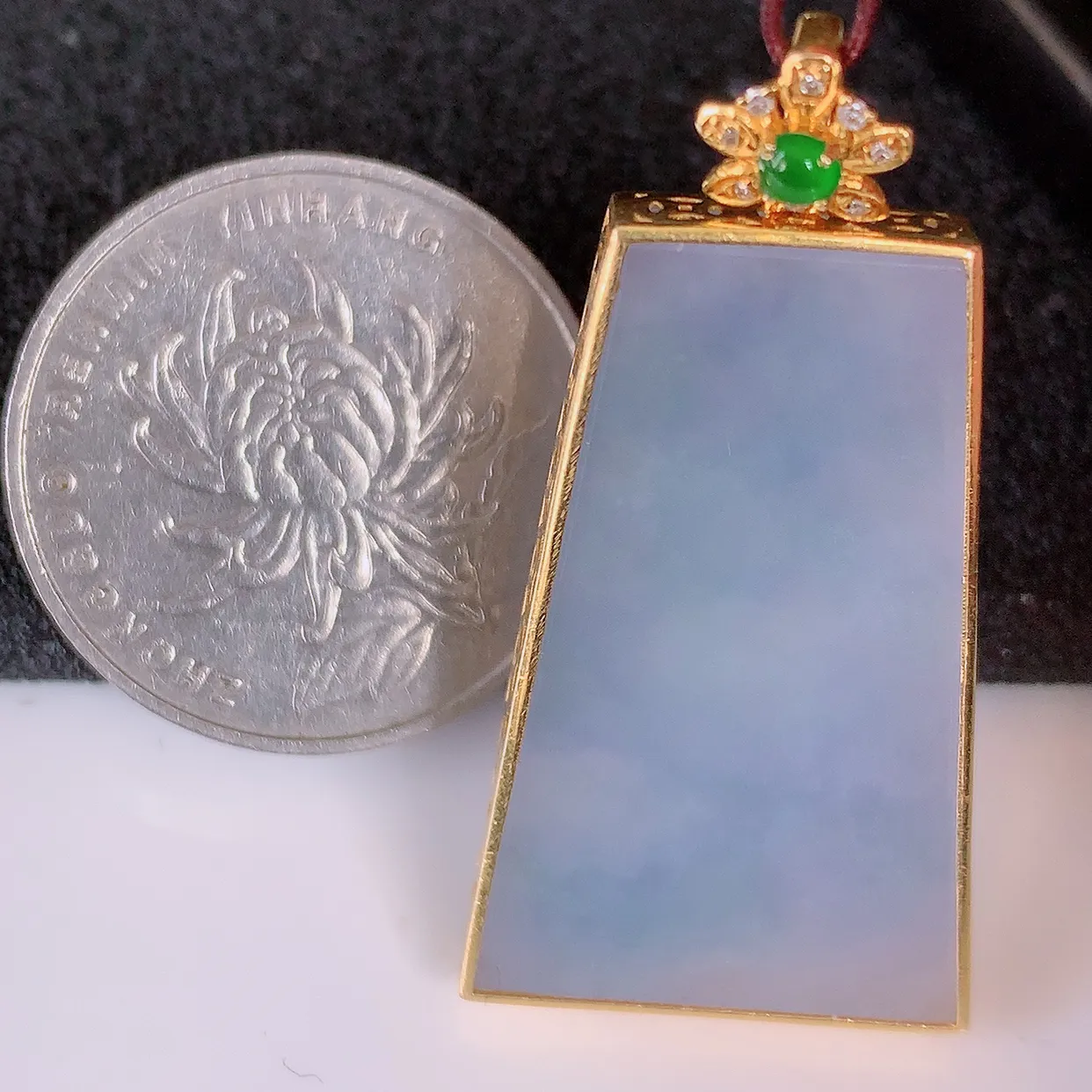 自然光实拍，18K金镶嵌冰紫罗兰翡翠平安无事牌吊坠，平平安安，无事牌翠色灵动，佩戴平安时尚！#00.28整体40*20.5*5.2裸石32*19.5