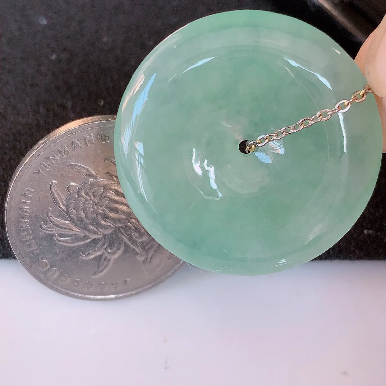 自然光实拍，冰种淡绿翡翠平安扣吊坠，玉扣，平安是福；很美的料子，平安扣佩戴优雅迷人！#57.28