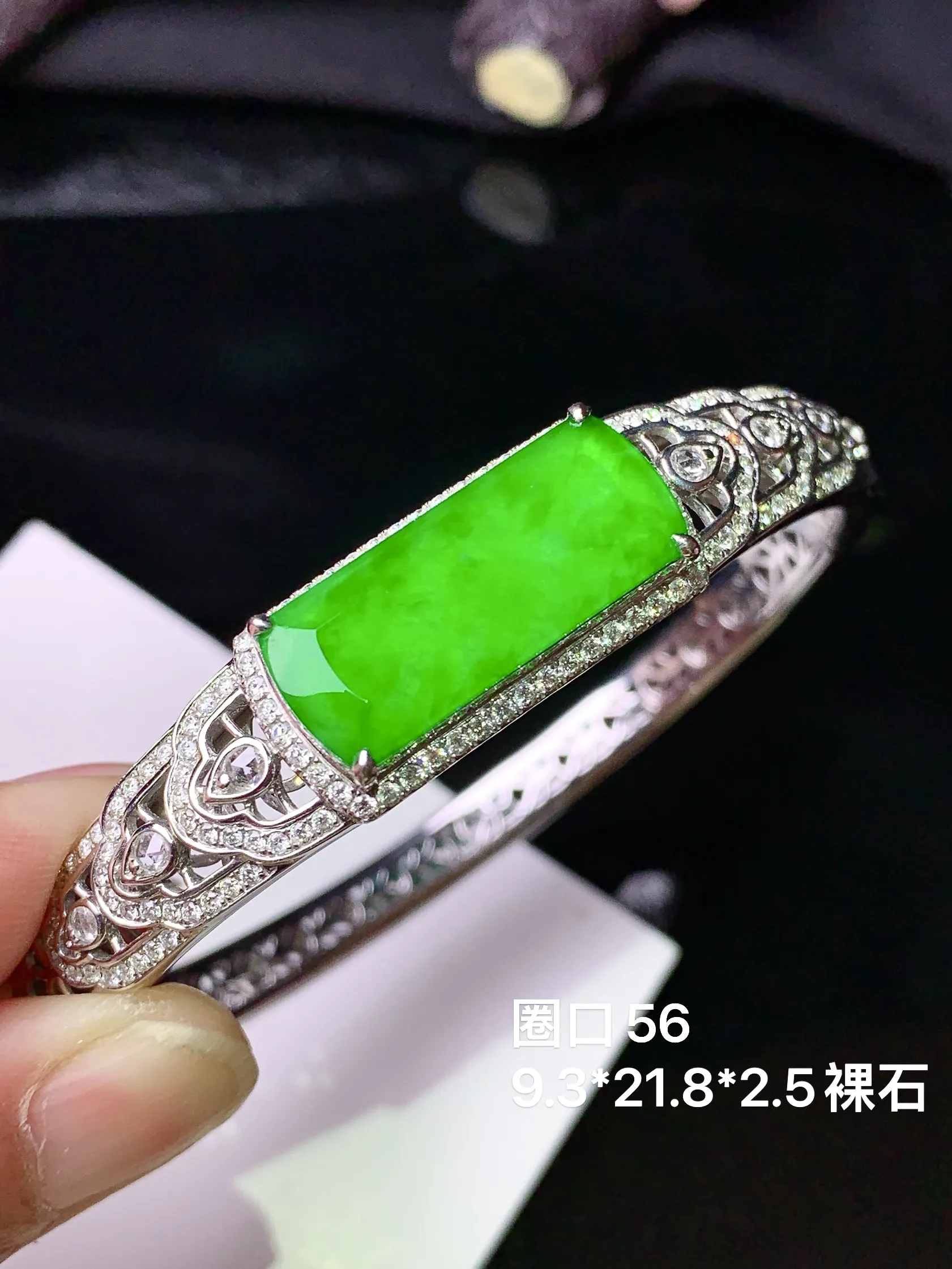 18k金钻镶嵌翠绿无事牌手镯 玉质细腻 色泽清新艳丽 圈口56 裸石尺寸9.3*21.8*2.5