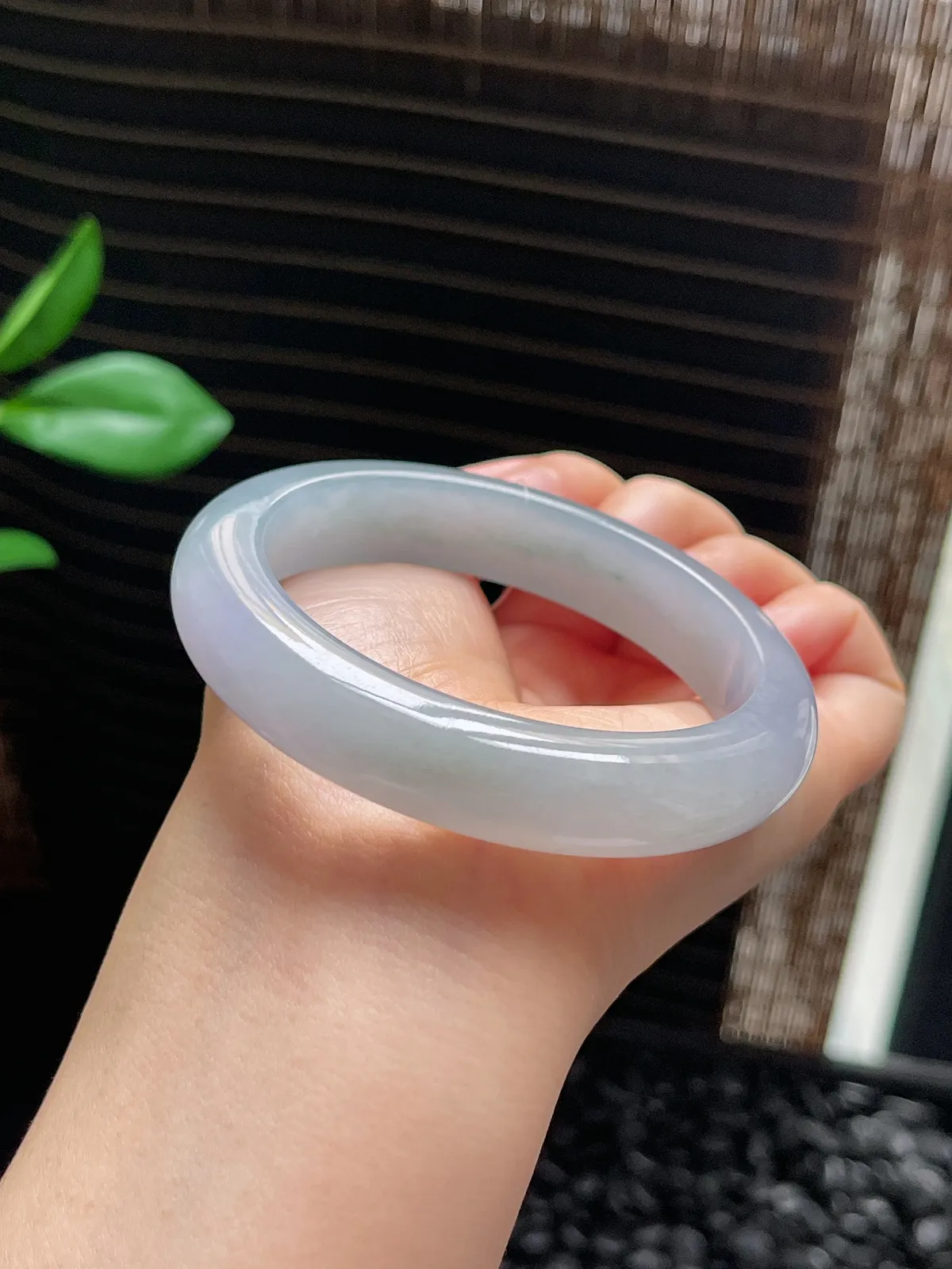 正圈56.8圈口，翡翠冰糯种淡绿色手镯