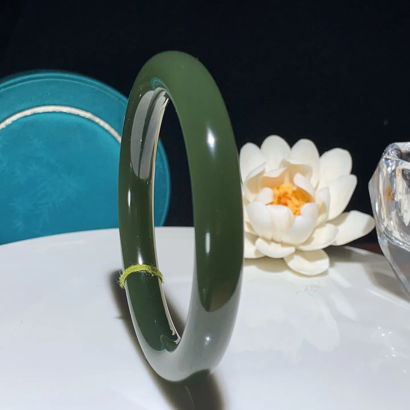 62圈口和田玉鸭蛋青俄罗斯碧玉圆条手镯。62圈口条宽10厚10重58克 玉质细腻油润。手推出油。佩戴高端典雅。lt251225