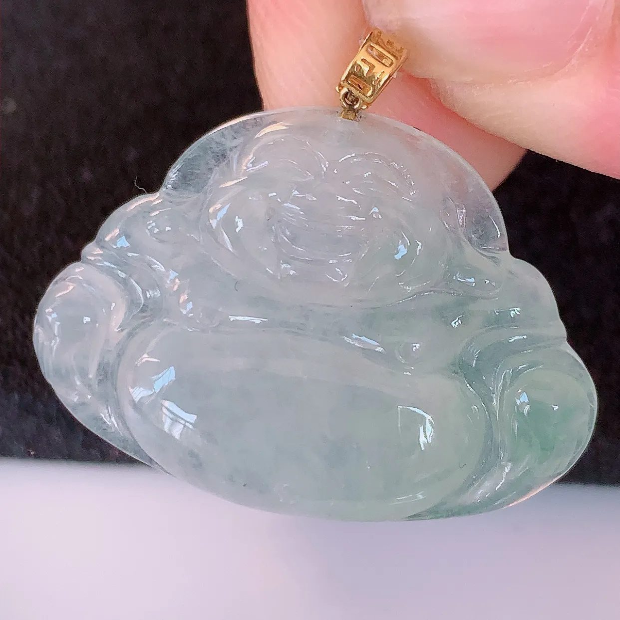 自然光实拍，18K金镶嵌冰种翡翠佛公吊坠，冰透饱满， 佛公亦保平安，寓意有福（佛公）相伴，品相佳，配戴优雅迷人！#49.28