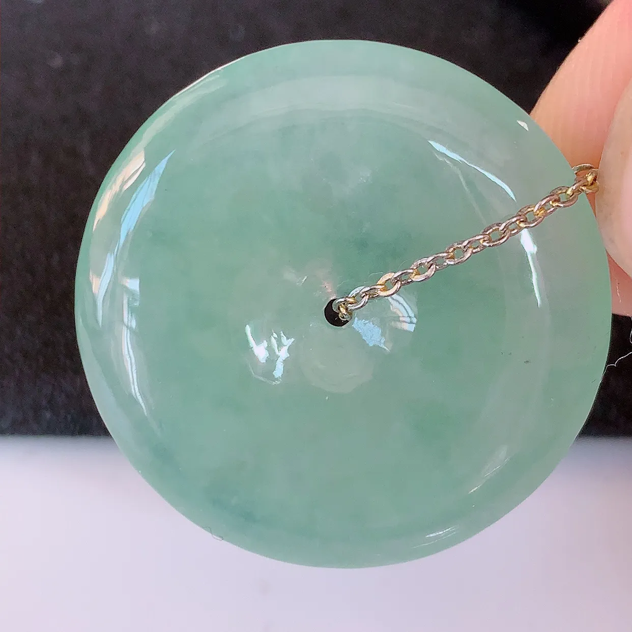 自然光实拍，冰种淡绿翡翠平安扣吊坠，玉扣，平安是福；很美的料子，平安扣佩戴优雅迷人！#57.28