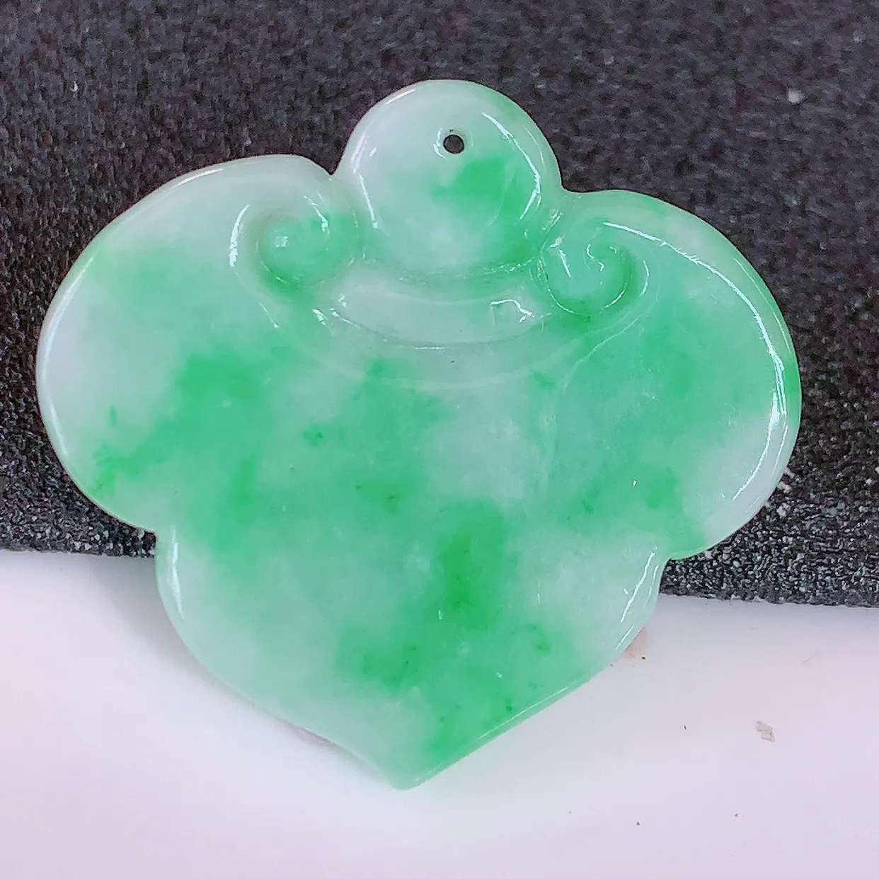 自然光实拍，冰润飘绿翡翠如意吊坠，翠色灵动，佩戴效果时尚出众，尽显气质，玉质细腻，美感十足。#57.28