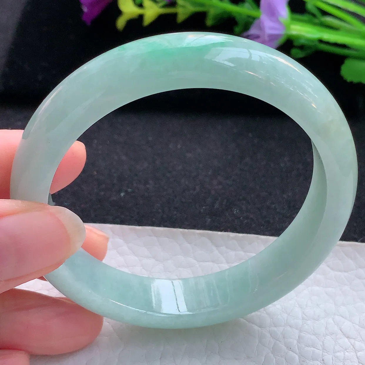 js实拍57*13*7.7平安镯 天然翡翠A货手镯飘绿宽边正圈玉镯子