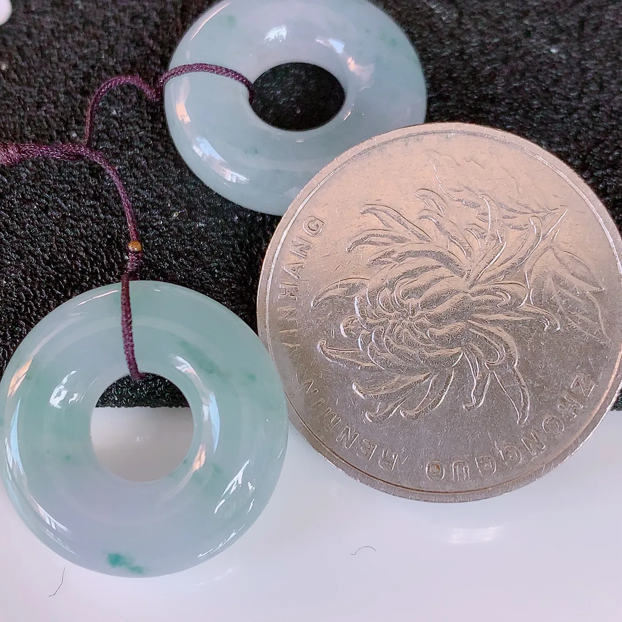 自然光实拍，冰种飘花翡翠一对平安扣，翠色灵动，玉质细腻，颜色漂亮，品相佳，佩戴佳品！#49.28尺寸19.2*6