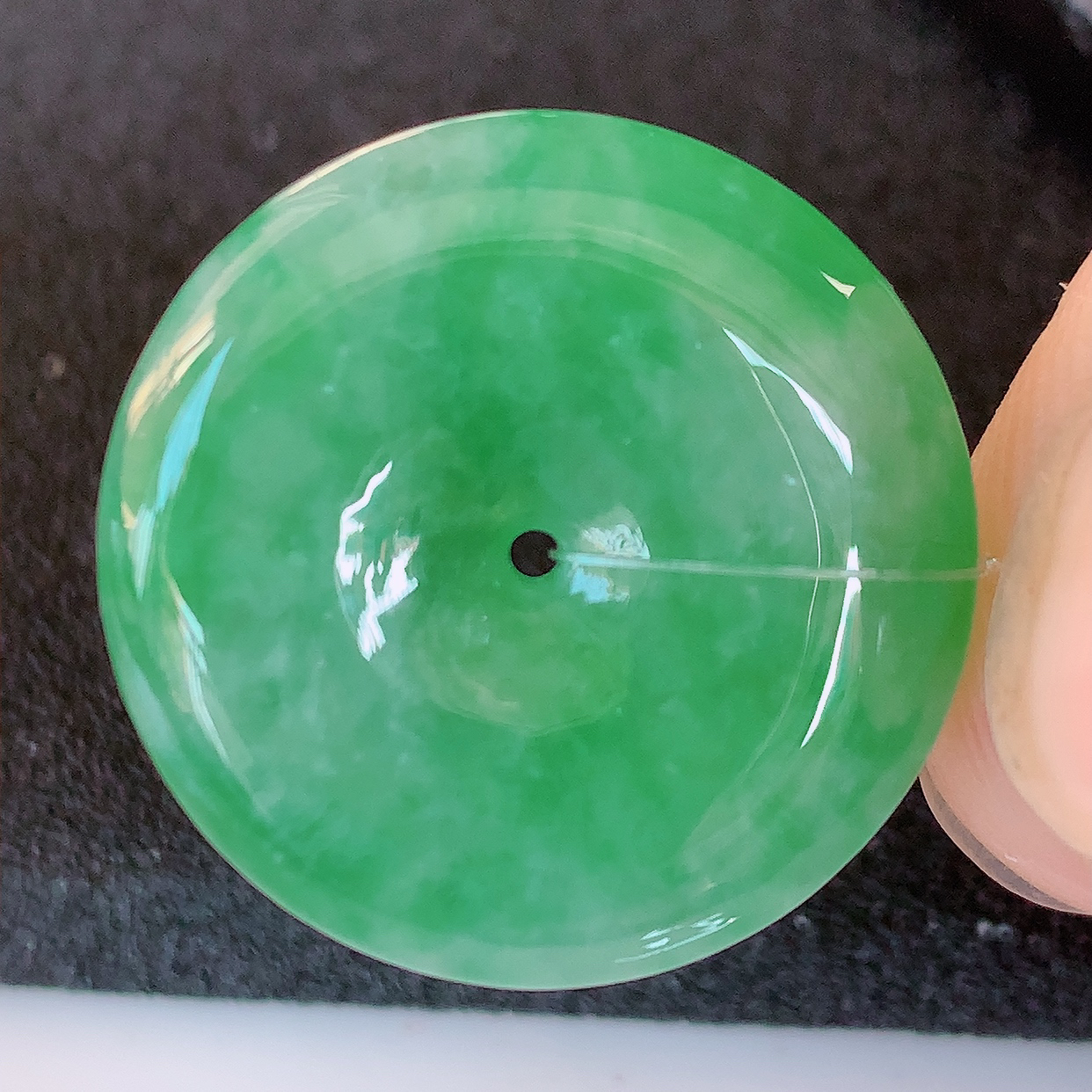 自然光实拍，水润飘绿翡翠平安扣吊坠，品相佳，美感十足，寓意平平安安，平安扣佩戴精美时尚！#49.28