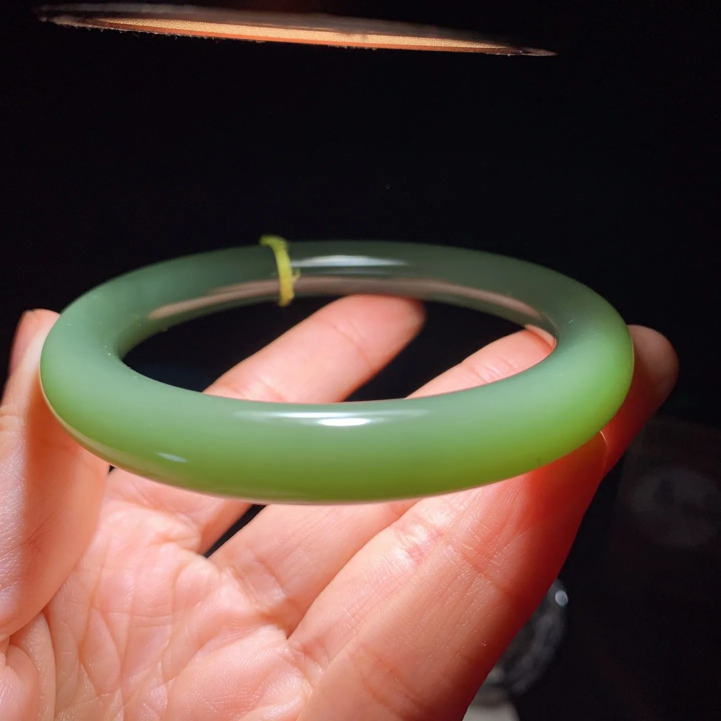 62圈口和田玉鸭蛋青俄罗斯碧玉圆条手镯。62圈口条宽10厚10重58克 玉质细腻油润。手推出油。佩戴高端典雅。lt251225