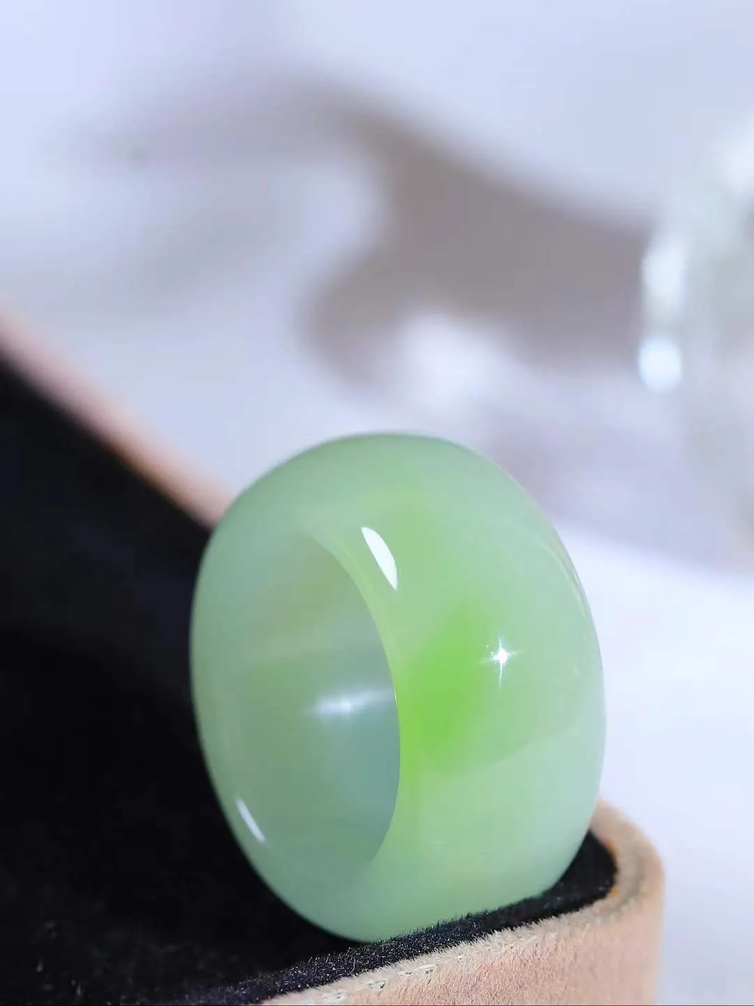 【玉见倾心.戒指】

精品和田玉翠青戒指 玉质细腻温润，油性十足。几经花落去，无可奈流年。如果我是一株小菊花，那一定会开在你必经的路旁，努力绽放最美的花蕾，只为等待你惊鸿一瞥的温柔。重10克 尺寸18.7-12.3-4.5mm  781202880A