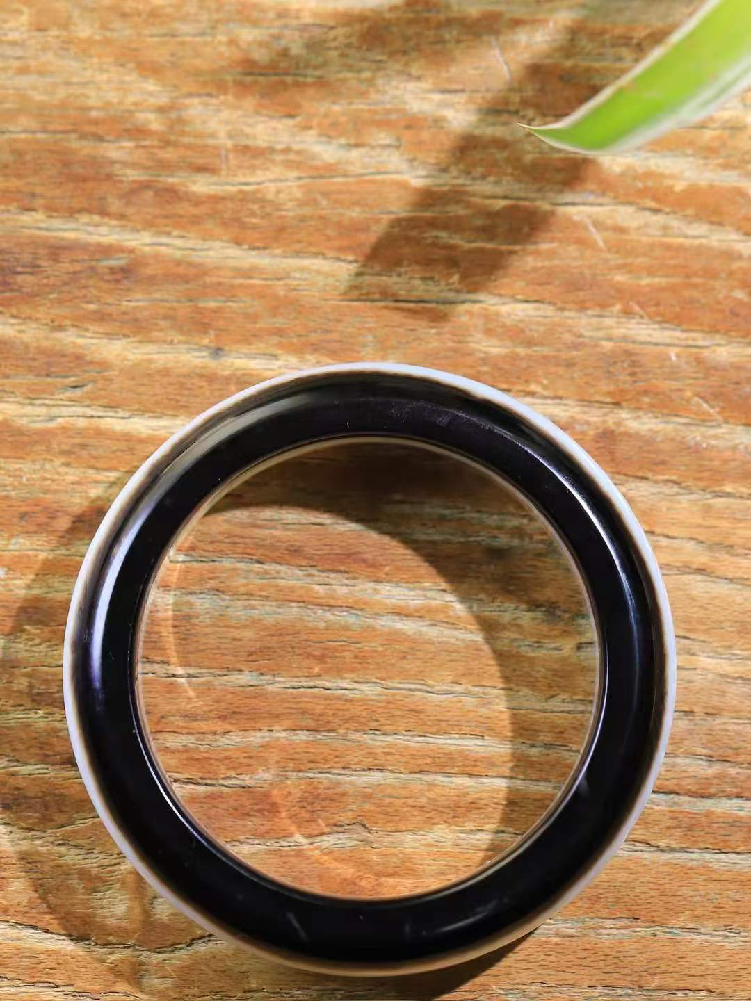 （一见倾心.手镯）

收藏级️和田玉糖白黑皮手镯，玉质温润细腻 油性十足 手感舒适，高华雅逸，线条流畅，简约大气，美自天成，素雅高贵。佩戴于腕间，婉约之美，举手投足间透出那低调奢华。重81克  尺寸54.5-17.7-9.5mm FDL791242826