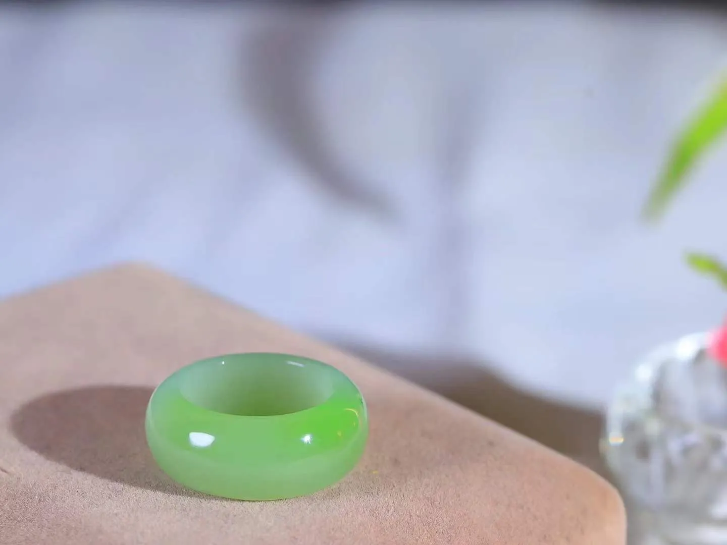 【玉见倾心.戒指】

精品和田玉翠青戒指 玉质细腻温润，油性十足。几经花落去，无可奈流年。如果我是