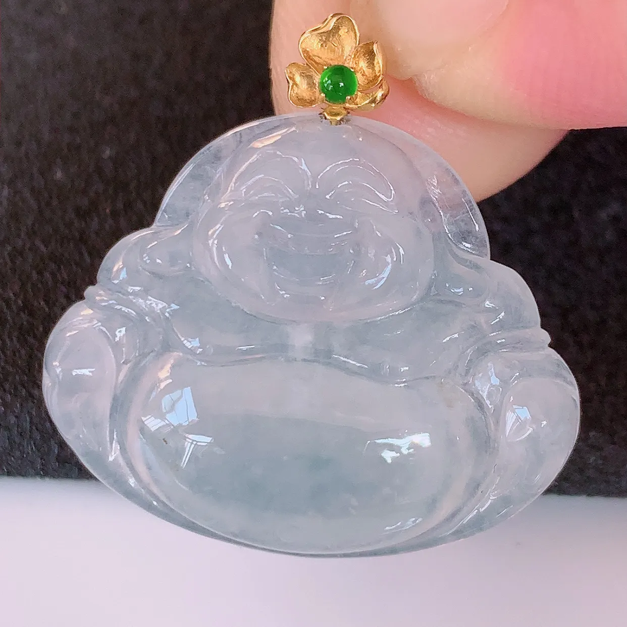 自然光实拍，18K金镶嵌冰种翡翠佛公吊坠，冰透饱满， 佛公亦保平安，寓意有福（佛公）相伴，品相佳，配