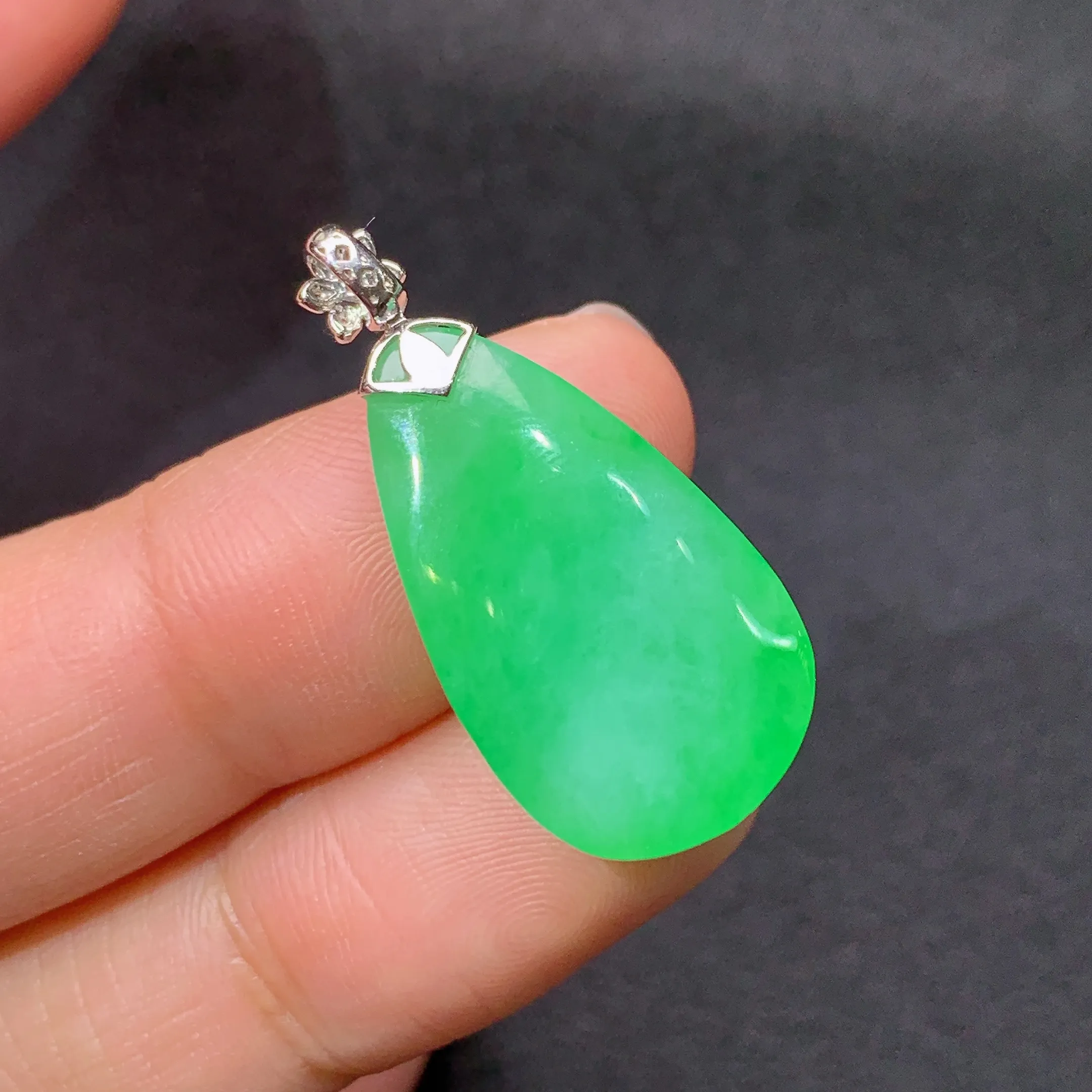 冰阳绿水滴吊坠，18k金镶嵌，色泽鲜阳，冰润细腻，种水足，Xyg整体尺寸28.3*13.3*5.5