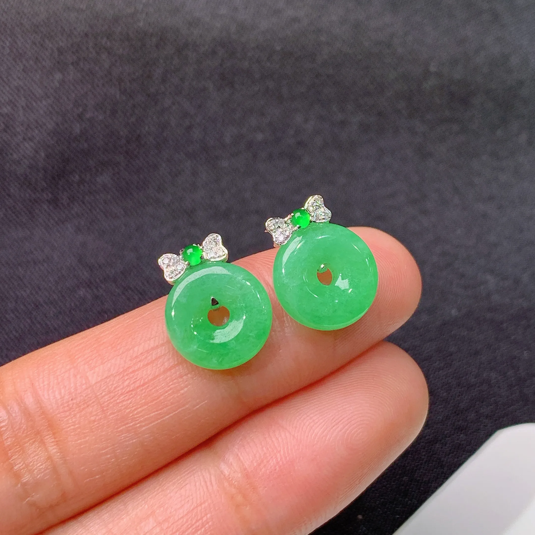 冰阳绿甜甜圈耳钉，18k金镶嵌，简约时尚，冰润色阳，种水足，整体尺寸10.1*2.8