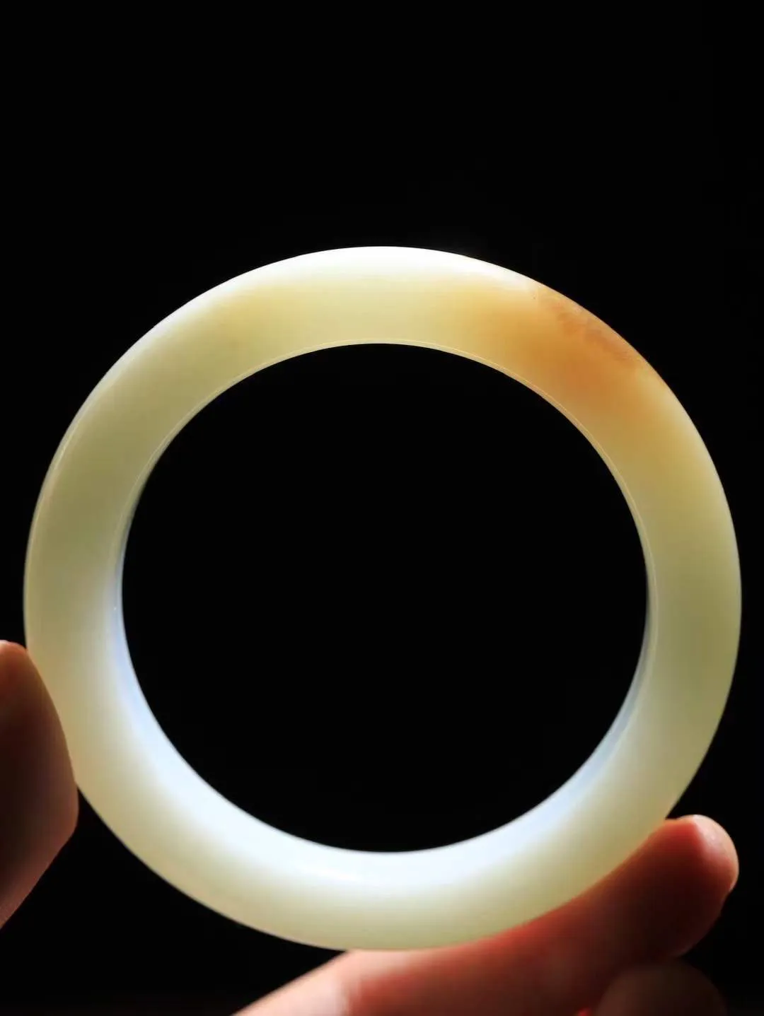 【暖玉生香·手镯】

精品和田玉糖白玉手镯，质地油润细腻，色泽高贵典雅，镯型古朴典雅。在诗情画意的雨巷相遇，你是我腕间的一抹风情，有你眸有深情，清风荡漾湖间静水，我愿俯身低眉，在烟波涟漪处，寻你深情倩影。内径57.5mm尺寸13.6-10mm重69.5克fDL-181252800