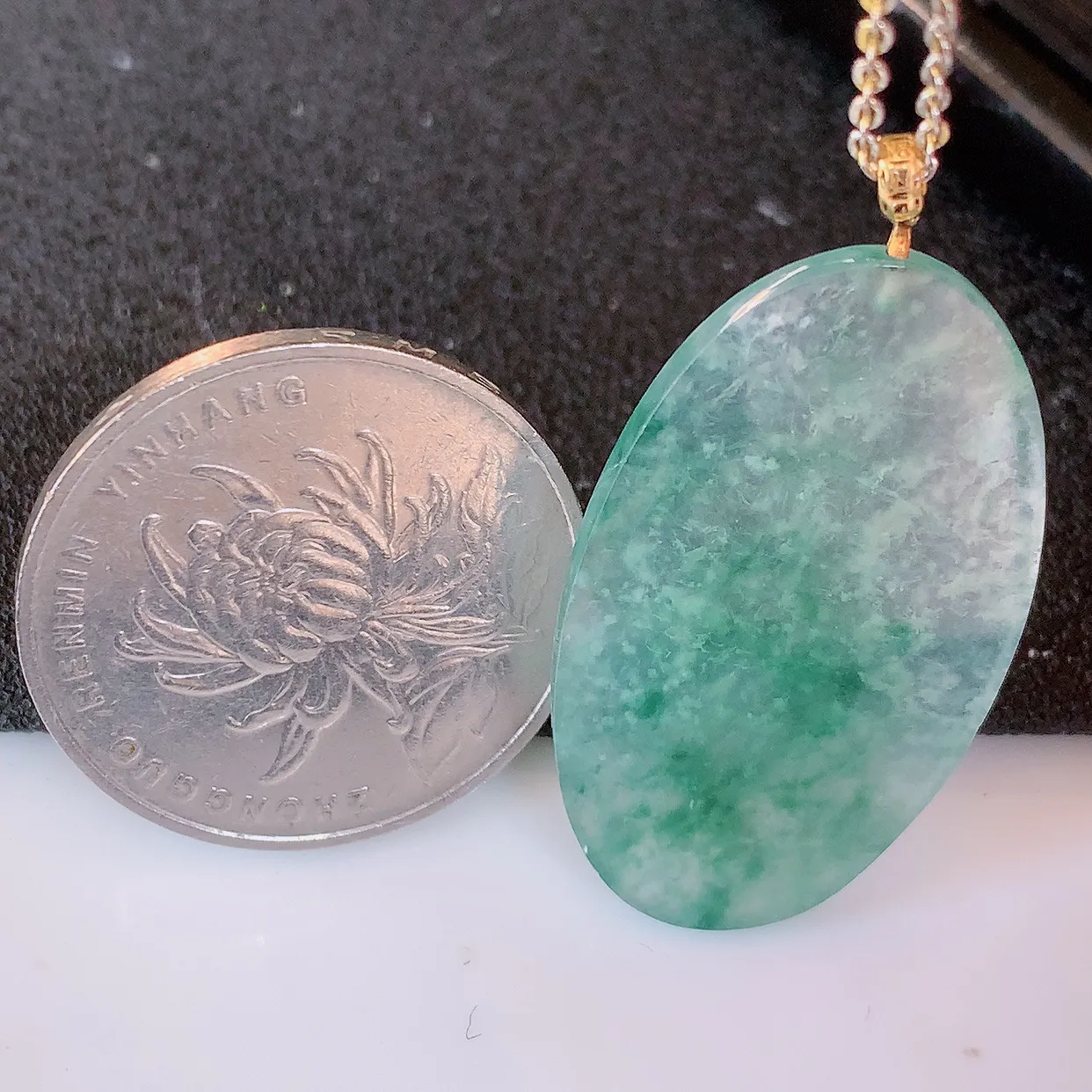 18K金镶嵌冰种飘花平安无事牌吊坠，翡翠无事牌，平平安安，无事牌翠色灵动，佩戴平安时尚！#57.28