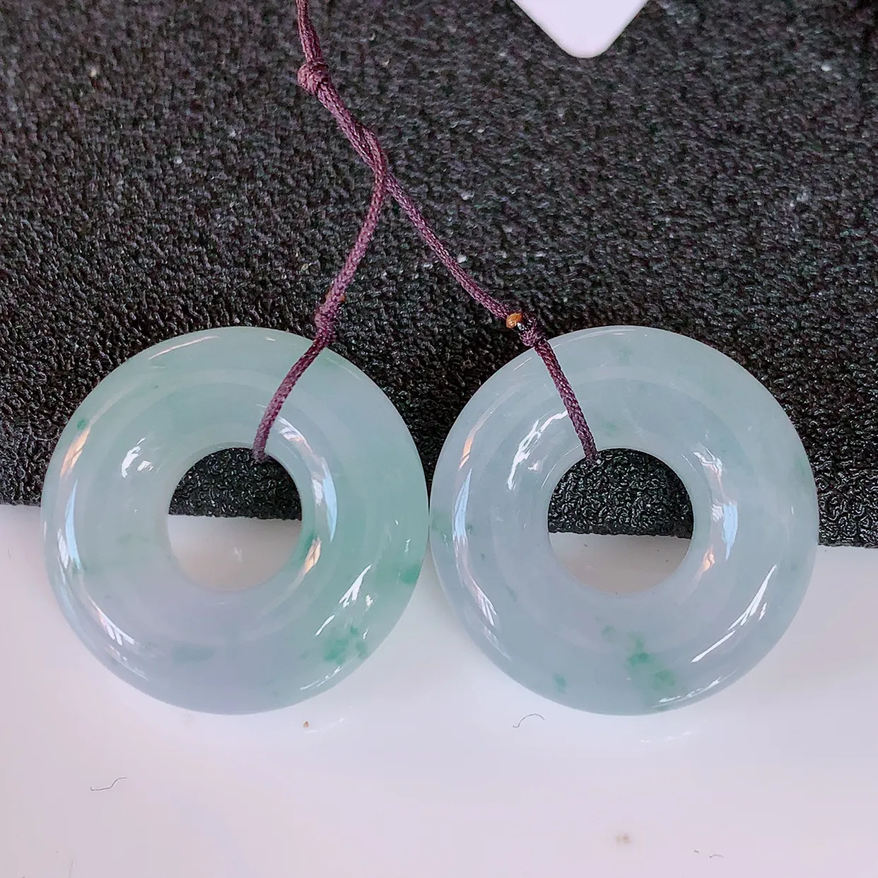 自然光实拍，冰种飘花翡翠一对平安扣，翠色灵动，玉质细腻，颜色漂亮，品相佳，佩戴佳品！#49.28尺寸19.2*6