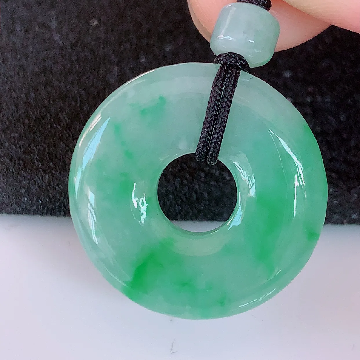 自然光实拍，冰润飘绿翡翠平安扣吊坠，翠色灵动，佩戴效果时尚出众，尽显气质，玉质细腻，美感十足。#57