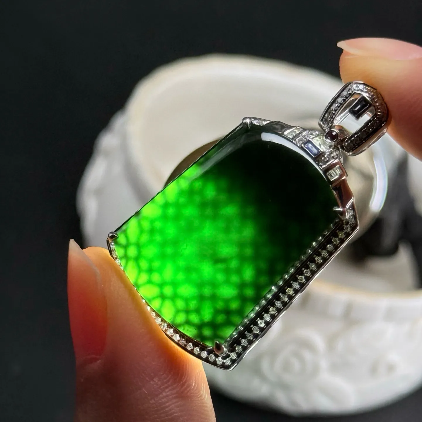 精品18k墨翠无事牌 种好色正 黑度极好 打灯通透 油性十足  尺寸36.5