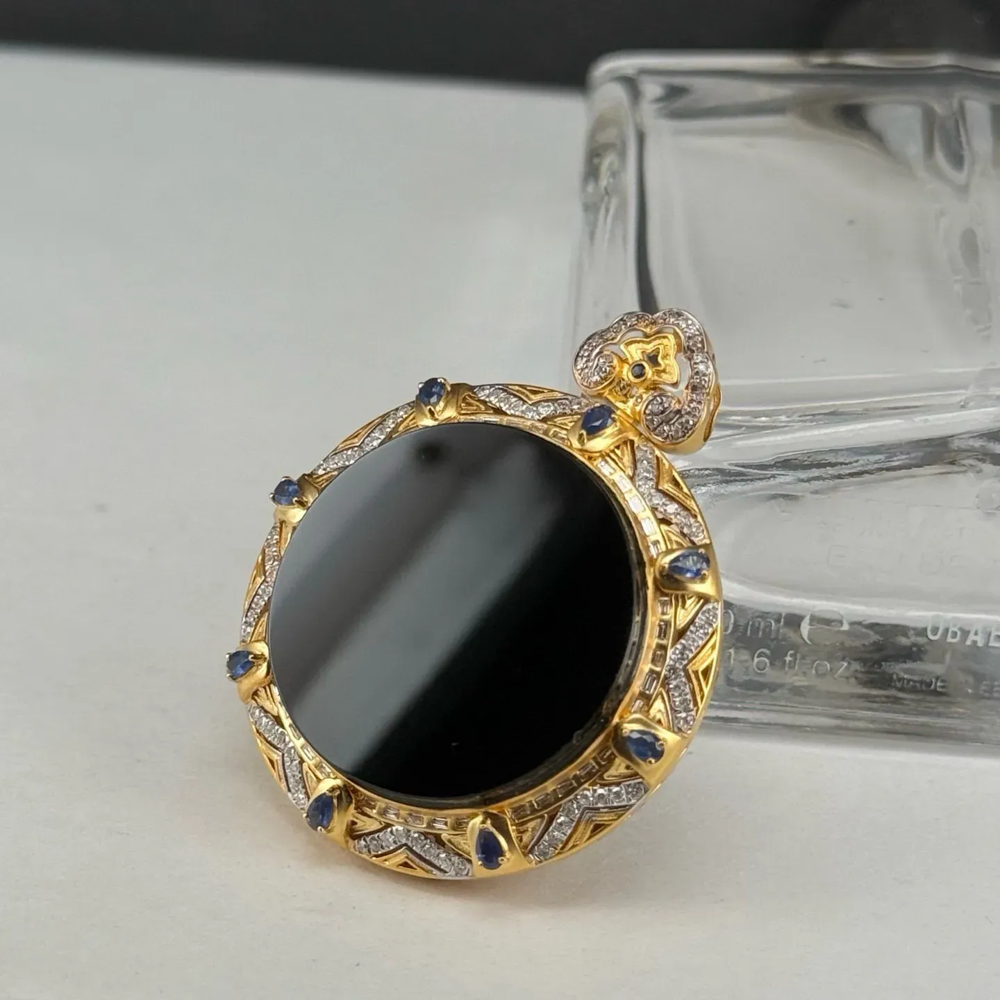 精品18k豪镶墨翠圆牌吊坠 种好色正 黑度极好 打灯通透 油性十足 尺寸41.7