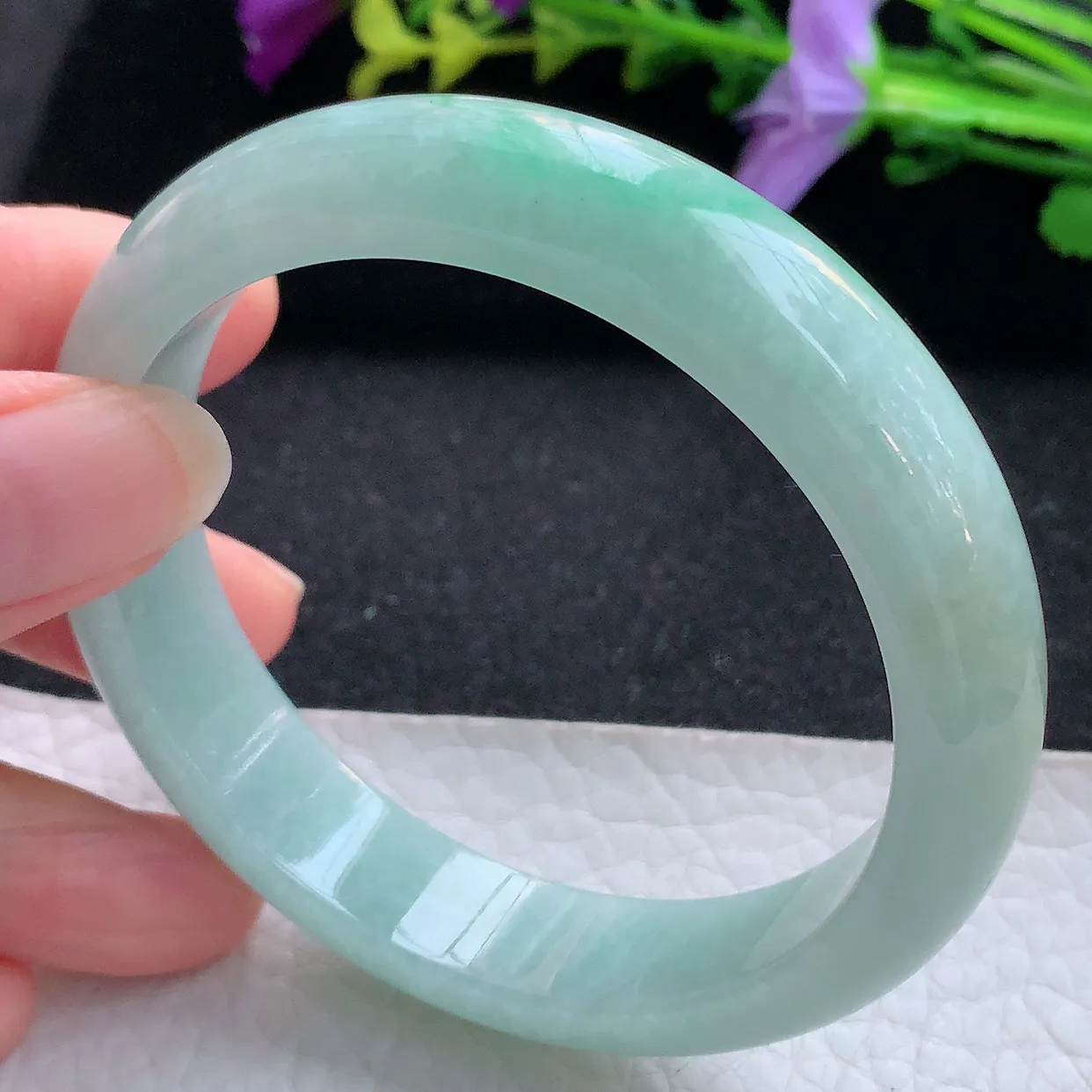 js实拍57*13*7.7平安镯 天然翡翠A货手镯飘绿宽边正圈玉镯子