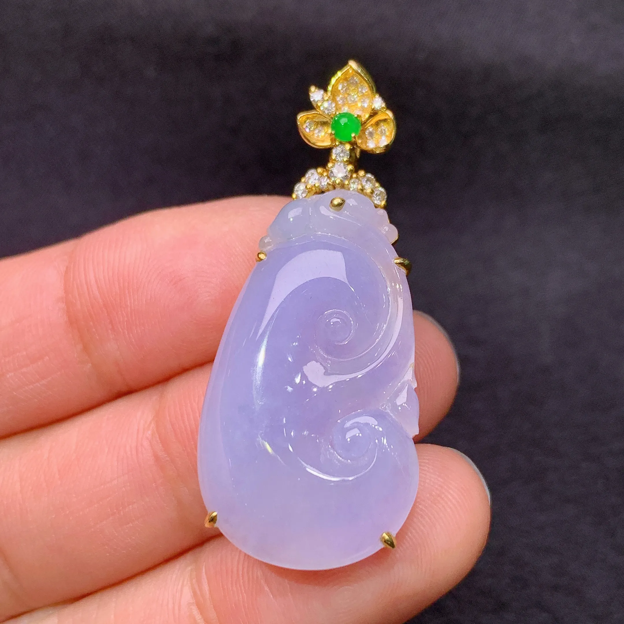 冰紫罗兰如意吊坠，18k金镶嵌，温润细腻，颜色鲜艳，整体尺寸Xu 38.8*16.6*6.7