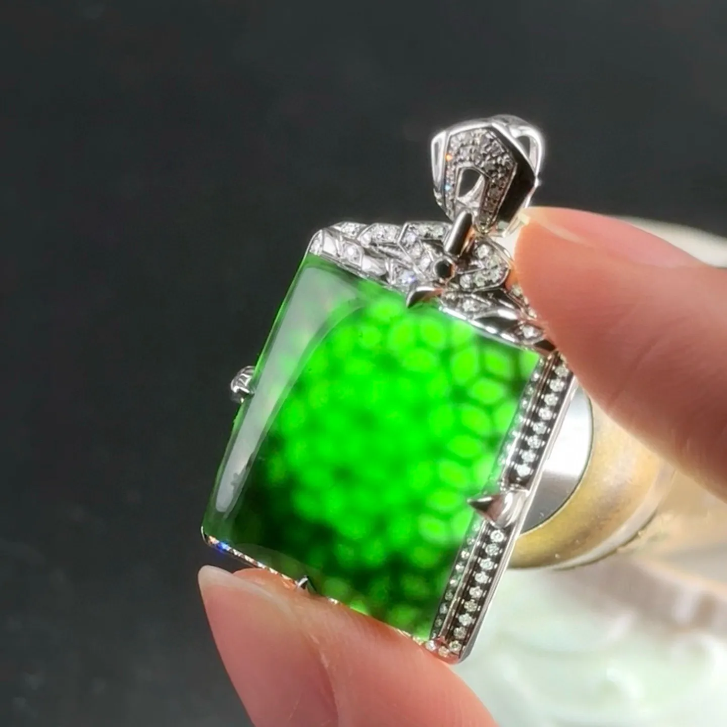 精品18k墨翠无事牌 种好色正 黑度极好 打灯通透 油性十足 尺寸34.8