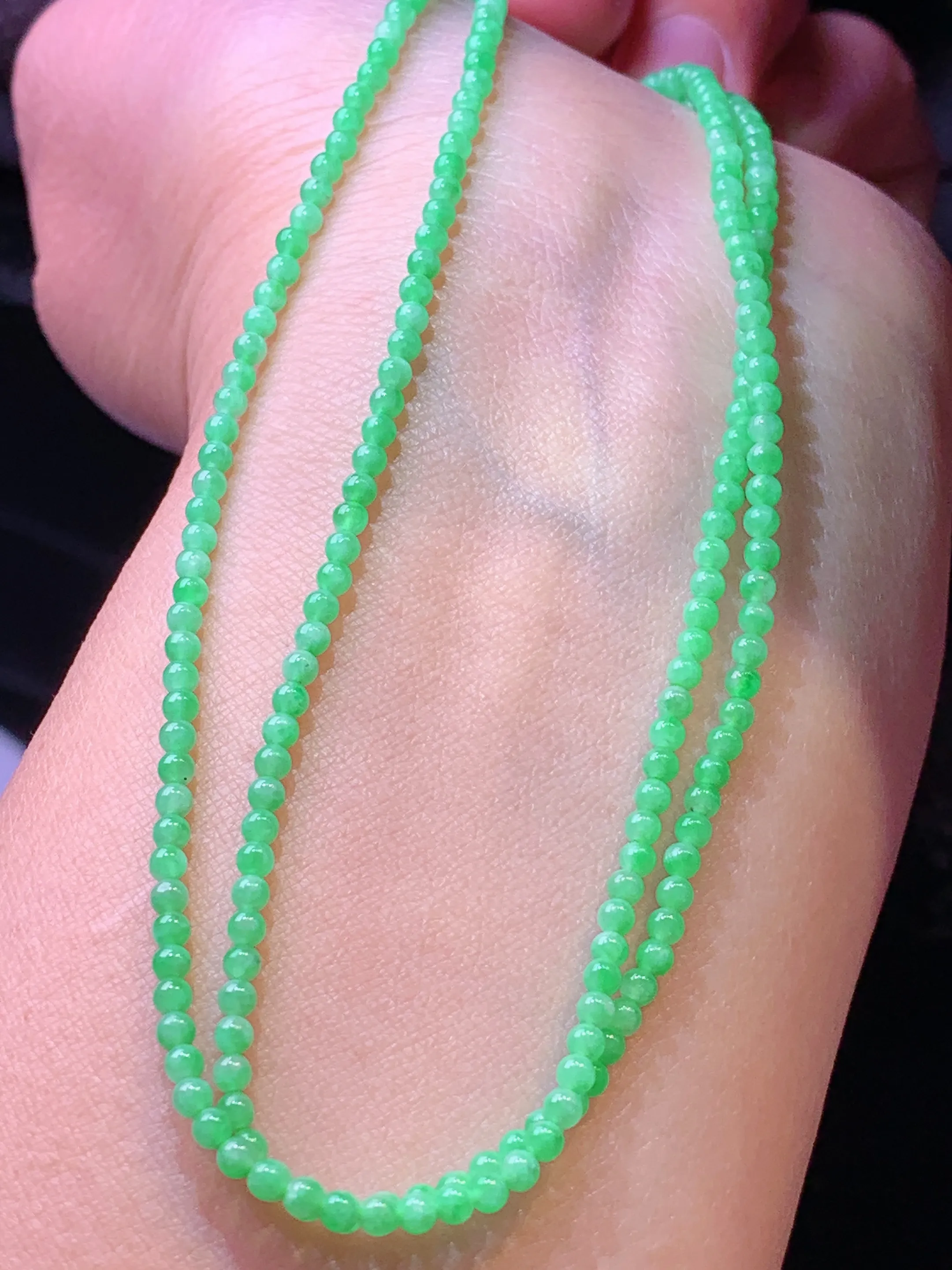 翠绿小米珠项链 玉质细腻 色泽清新艳丽 整体尺寸2.2