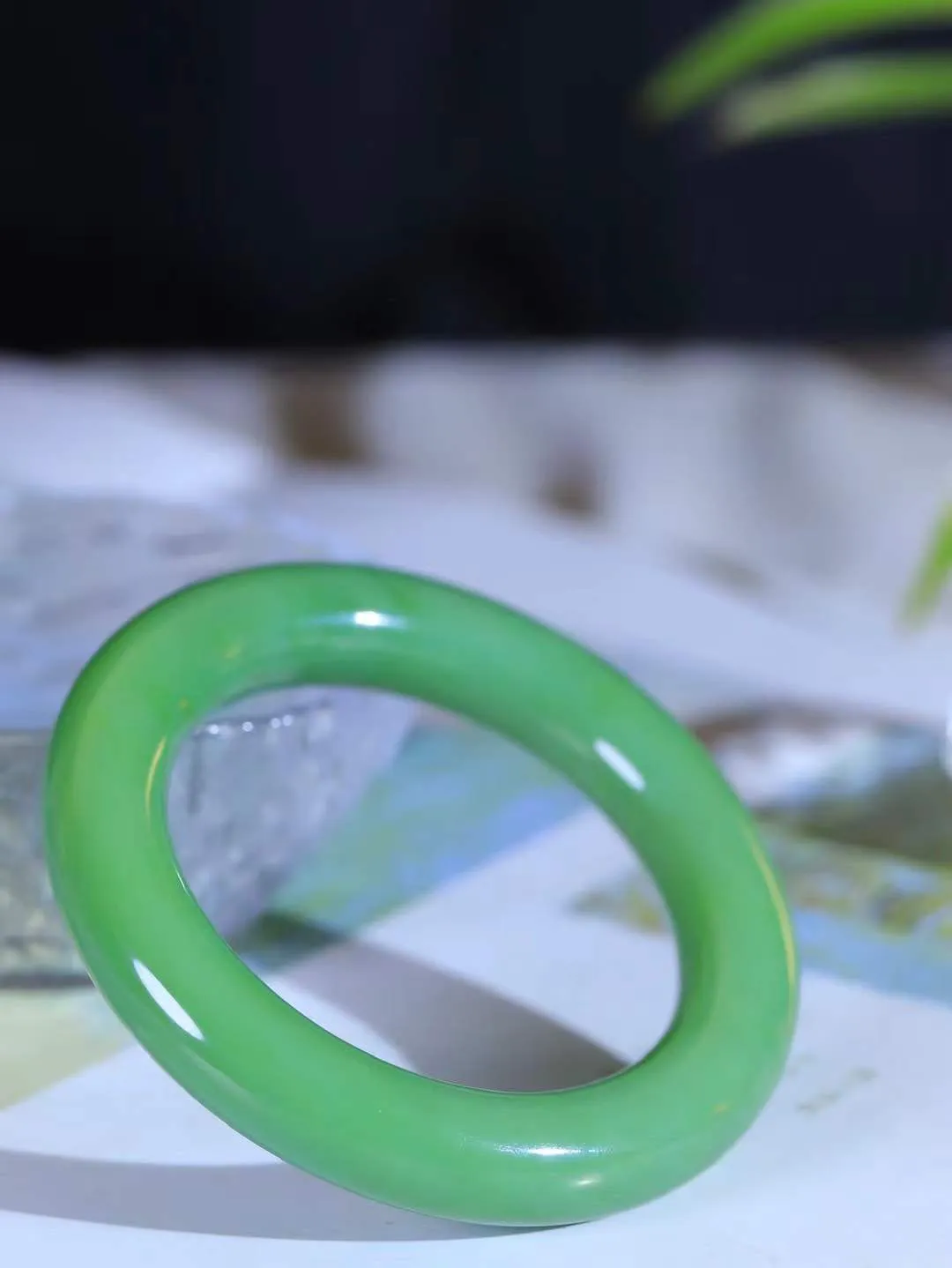 【碧波流转·手镯】

收藏传家级臻品和田玉碧玉圆条手镯，玉质细腻温润，手感舒适，️线条流畅，简约大气，美自天成，佩戴于腕间，婉约之美，举手投足间透出那份低调奢华，醉人心扉。
重79克 内径圈口55mm尺寸12.6-12.5mm  FDA-131202808