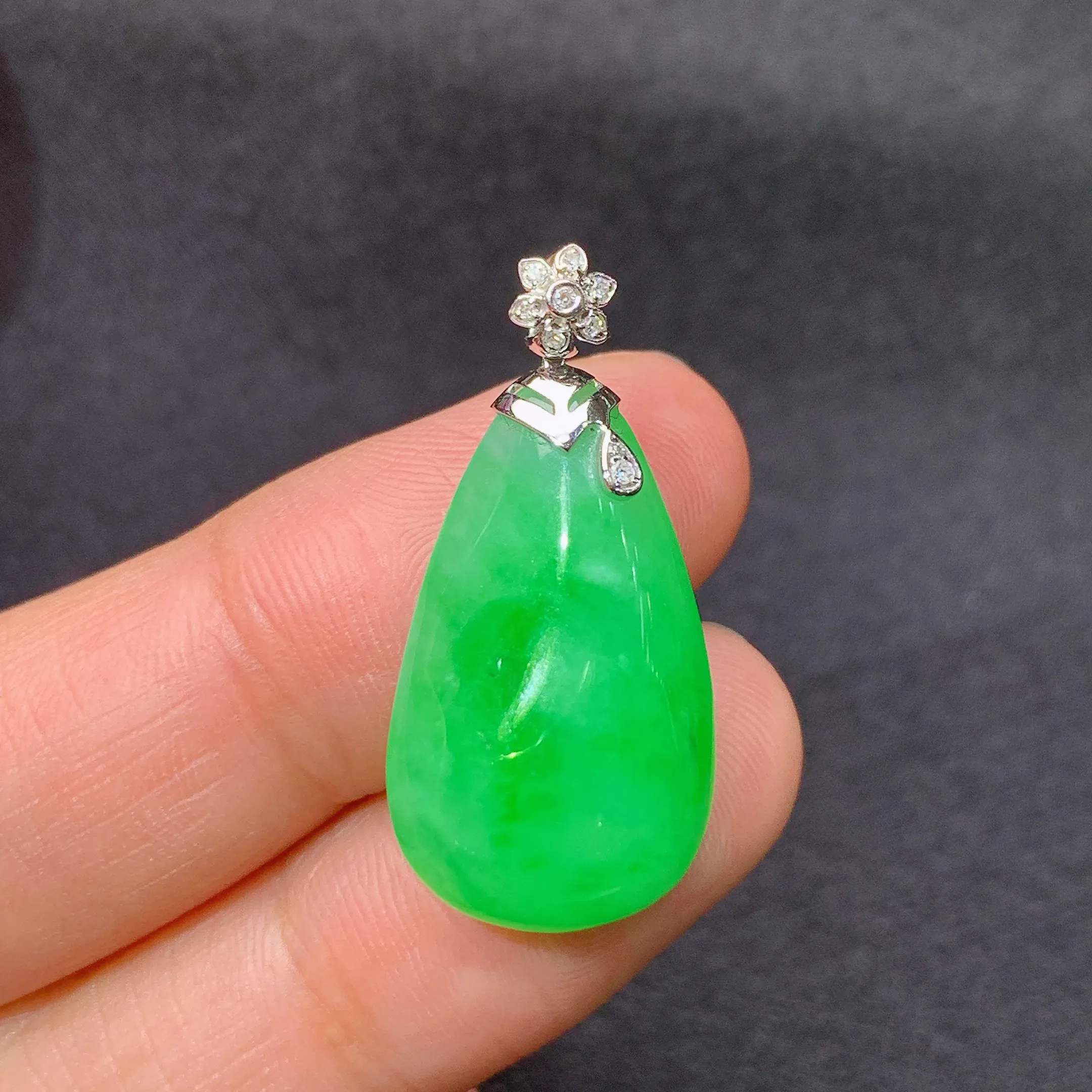 冰阳绿水滴吊坠，18k金镶嵌，色泽鲜阳，冰润细腻，种水足，Xyg整体尺寸28.3*13.3*5.5